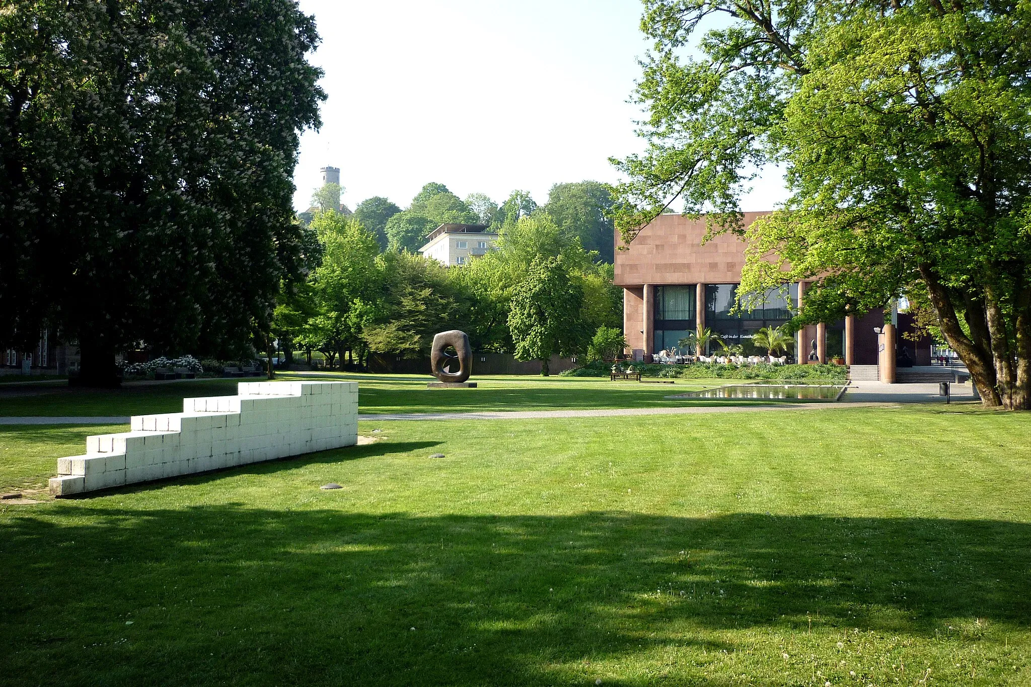 Photo showing: Sculpture garden of Kunsthalle Bielefeld in Bielefeld, North Rhine-Westphalia, Germany.