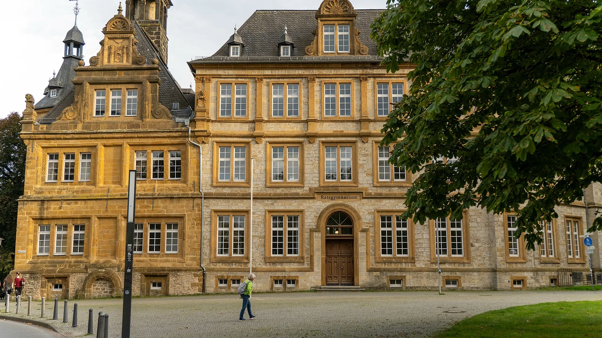 Photo showing: Haupteingang des Ratsgymnasiums mit dem Grest'schen Hof, der auch von der Schule genutzt wird.
