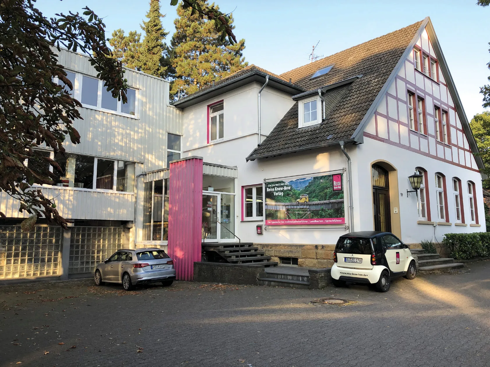 Photo showing: Blick auf das Verlagsgebäude des Reise Know-How Verlags Peter Rump GbmH in Bielefeld von der Einfahrt an der Osnabrücker Straße aus