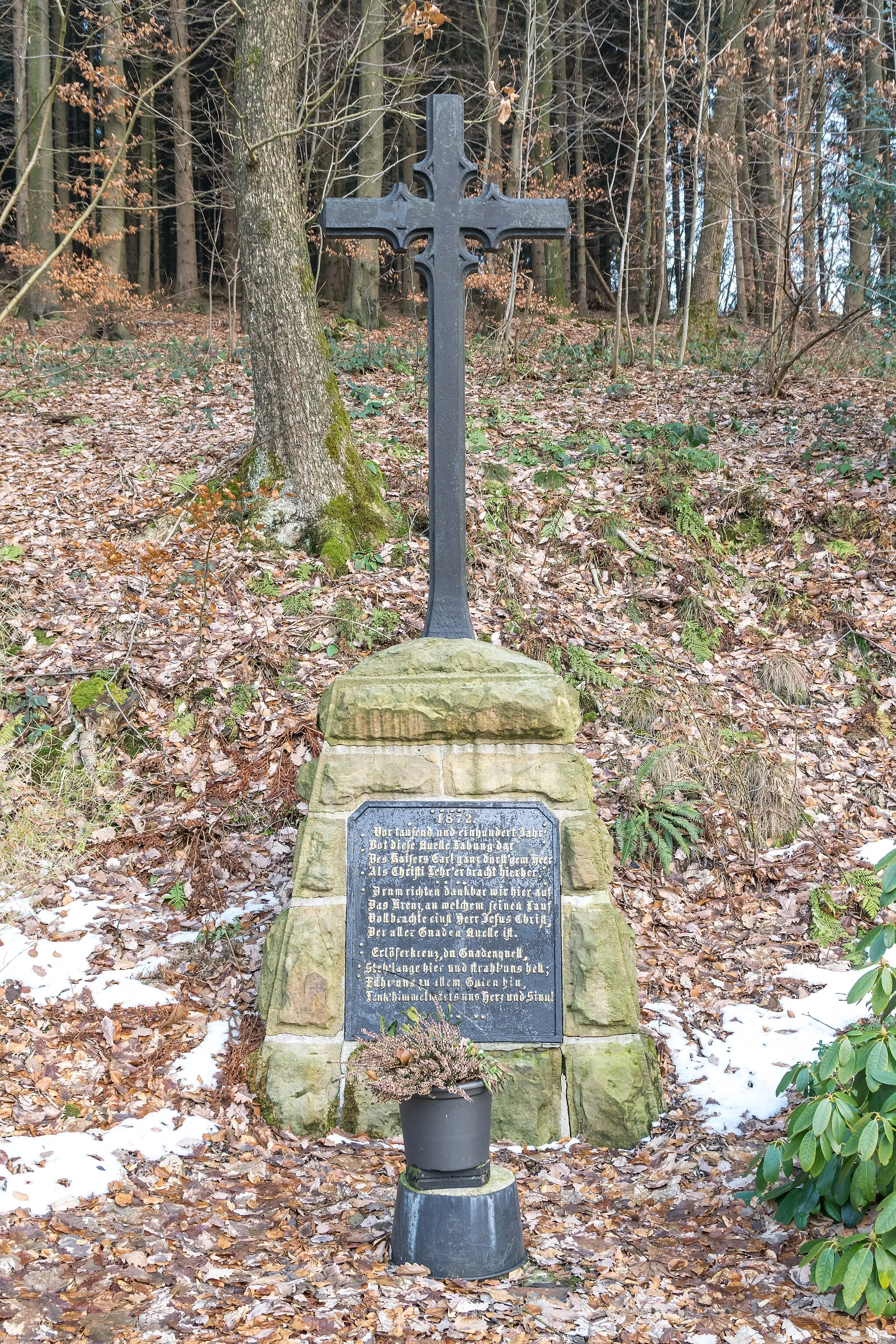 Photo showing: Kreuz an der alten Bollerbornquelle in Altenbeken; Sockel von 1872, Eisenkreuz von 1877