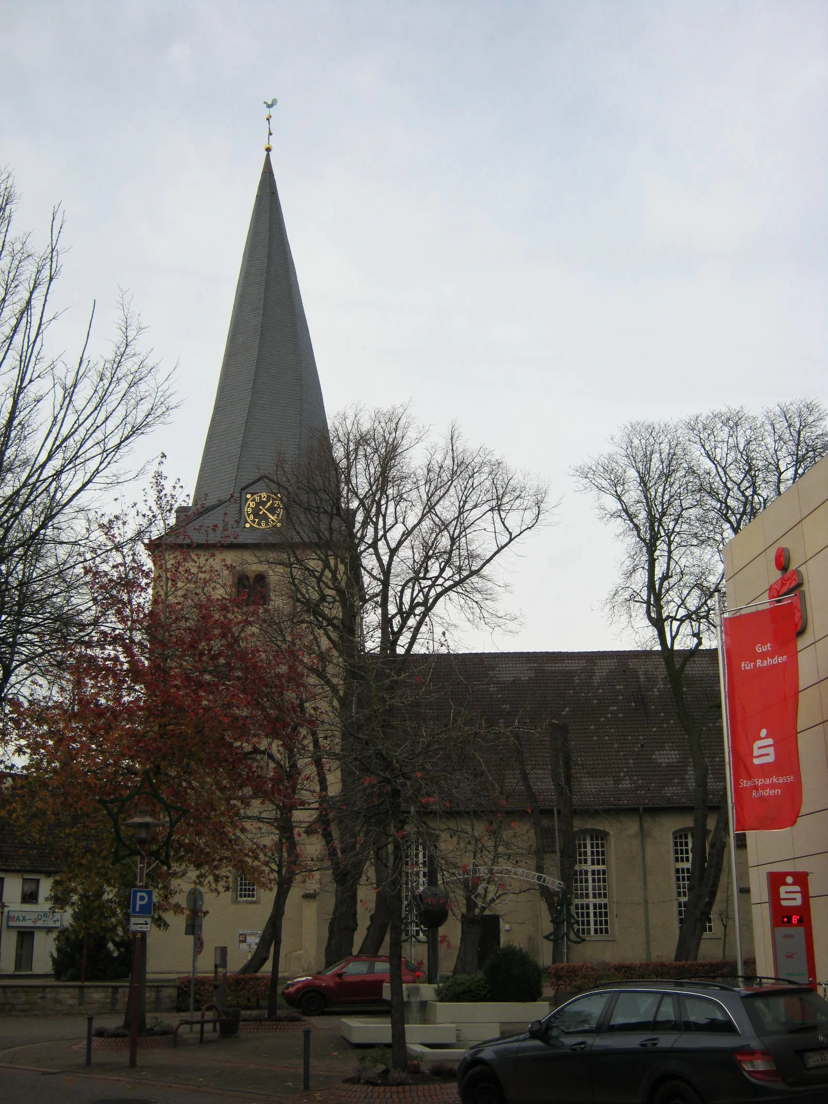 Photo showing: Die St. Johannis-Kirche in Rahden aus südöstlicher Richtung.