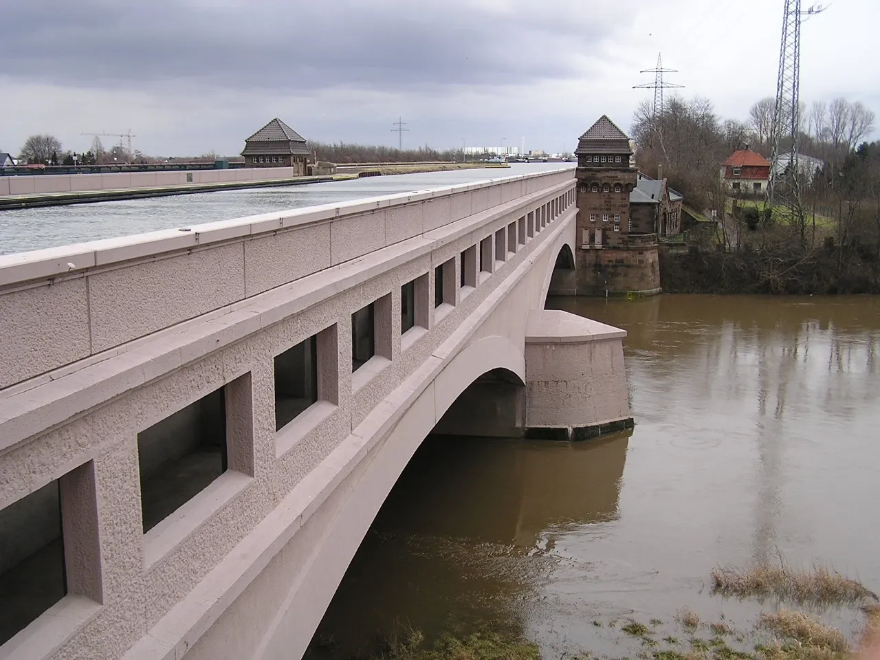 Photo showing: Alte Trogbrücke des Mittellandkanals (oben) über die Weser (unten) beim Wasserstraßenkreuz Minden bei Minden in Nordrhein-Westfalen. Unten am Brückenpfeiler ist das Hilfspumpwerk zu erkennen.