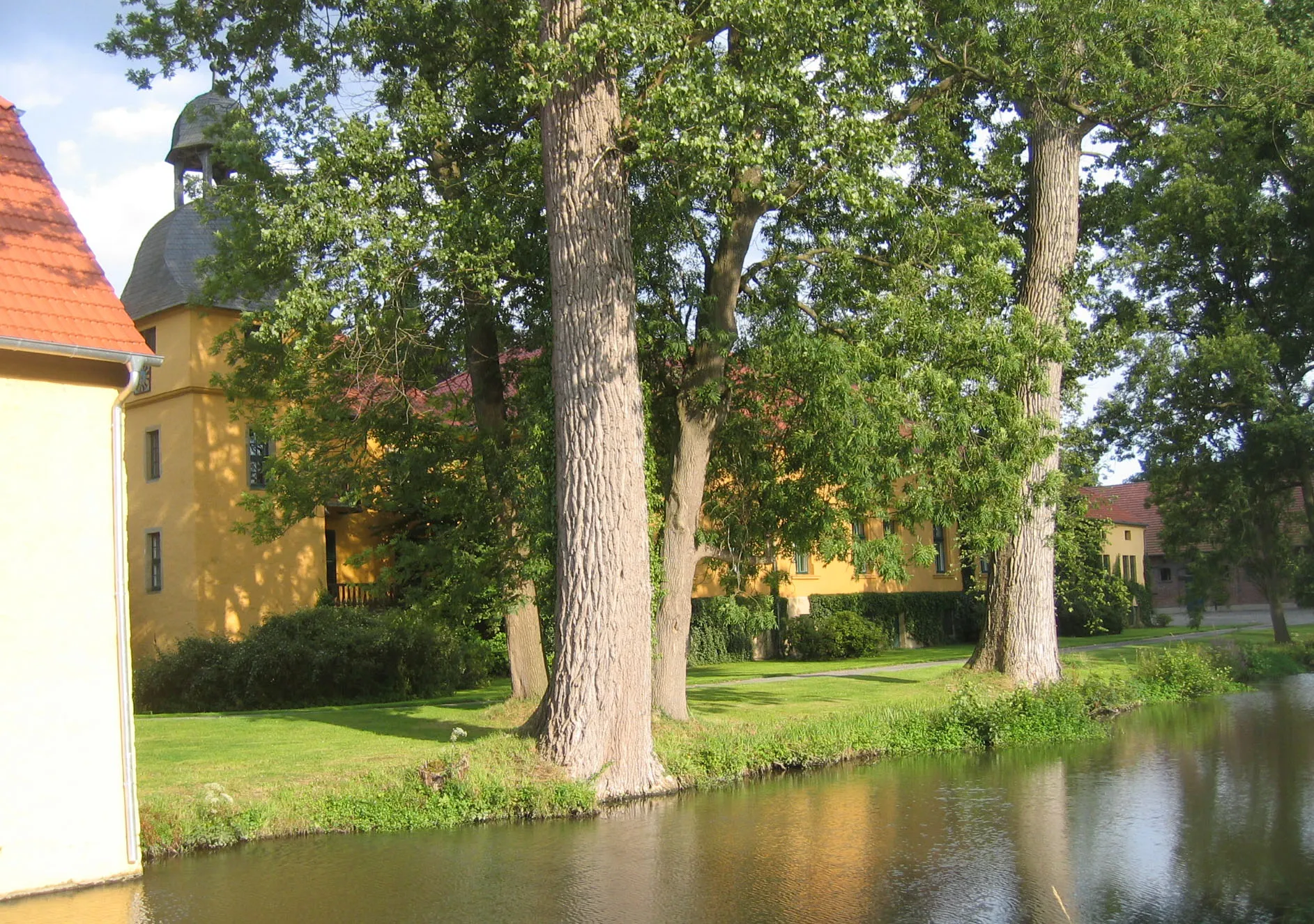 Photo showing: Picture shows a rear view of the main building of Gut Böckel near Rödinghausen-Bieren, Germany.