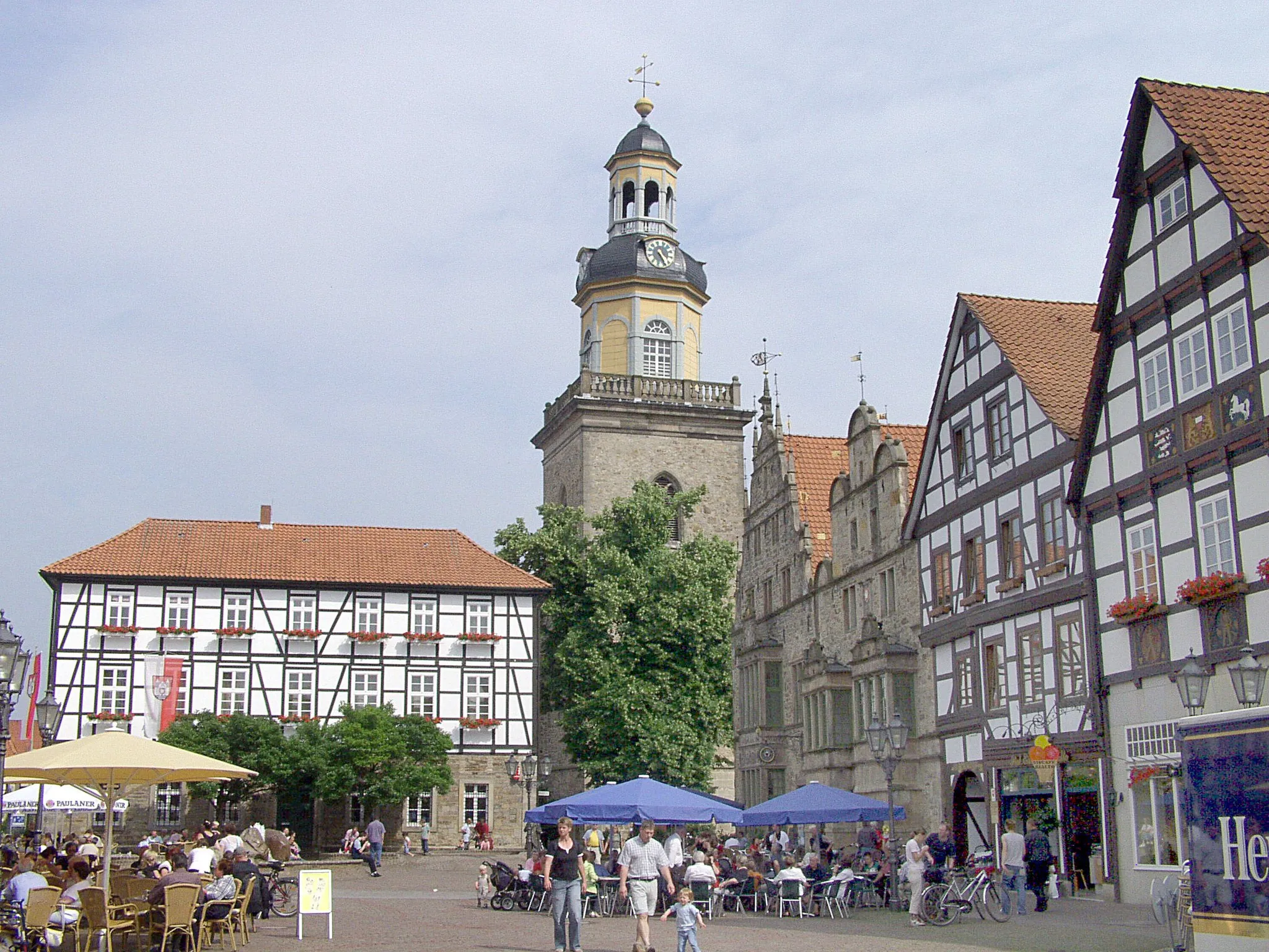 Photo showing: Blick auf den Rintelner Marktplatz mit ehemaligem Rathaus, Stadtkirche St. Nikolai und Ratskeller.