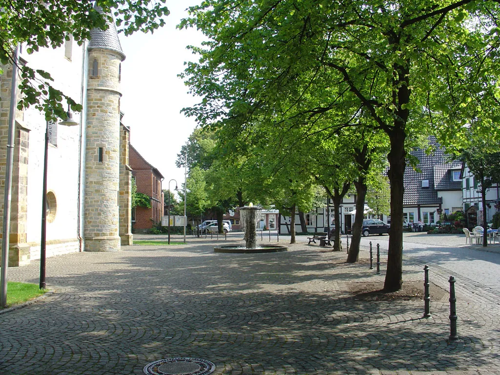 Photo showing: Kirchplatz in Langenberg, links Kirche St. Lambertus und St. Laurentius, rechts Cafe zur Linde