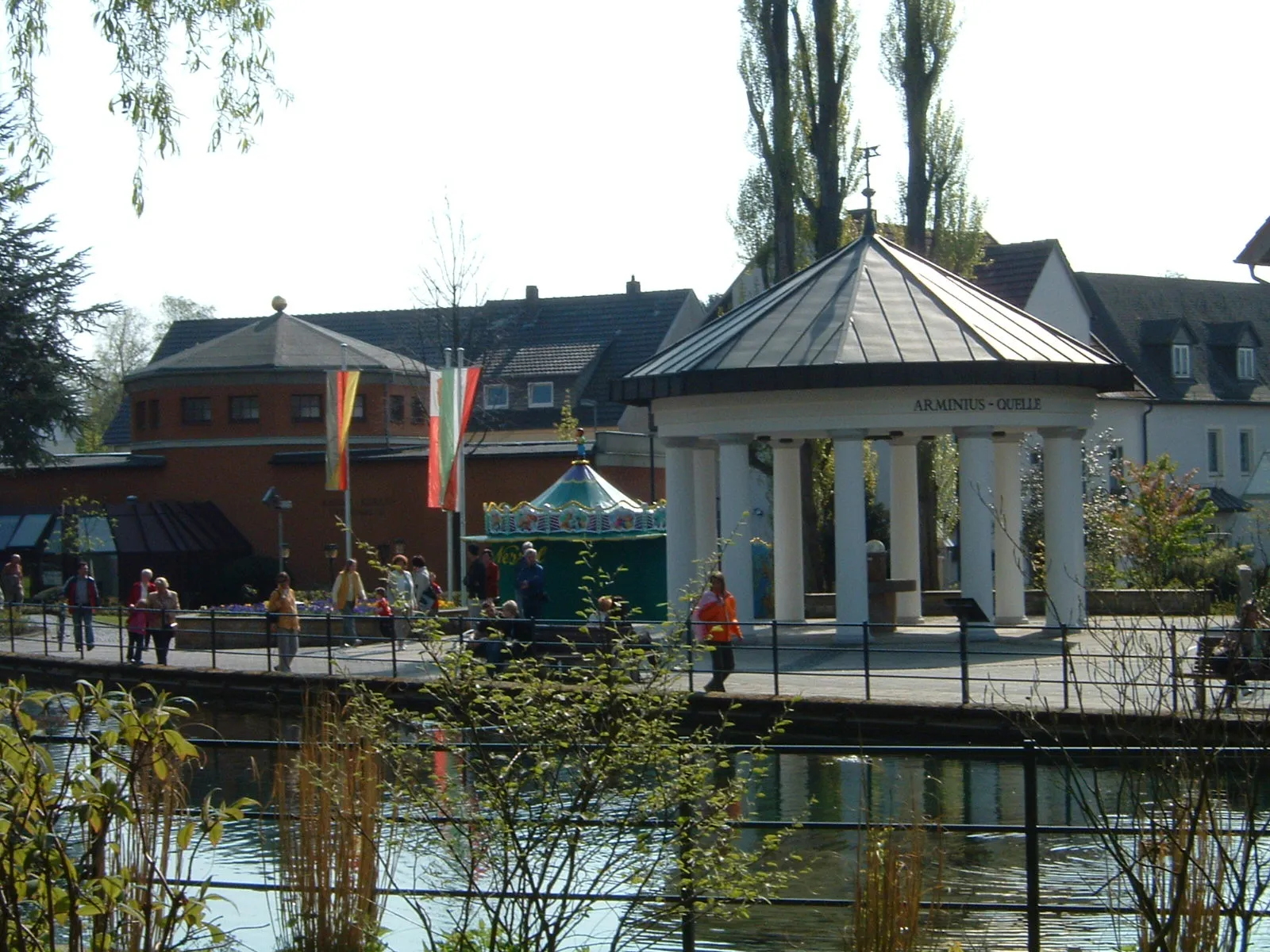 Photo showing: Arminiusquelle mit Lippequelle im Vordergrund, Bad Lippspringe