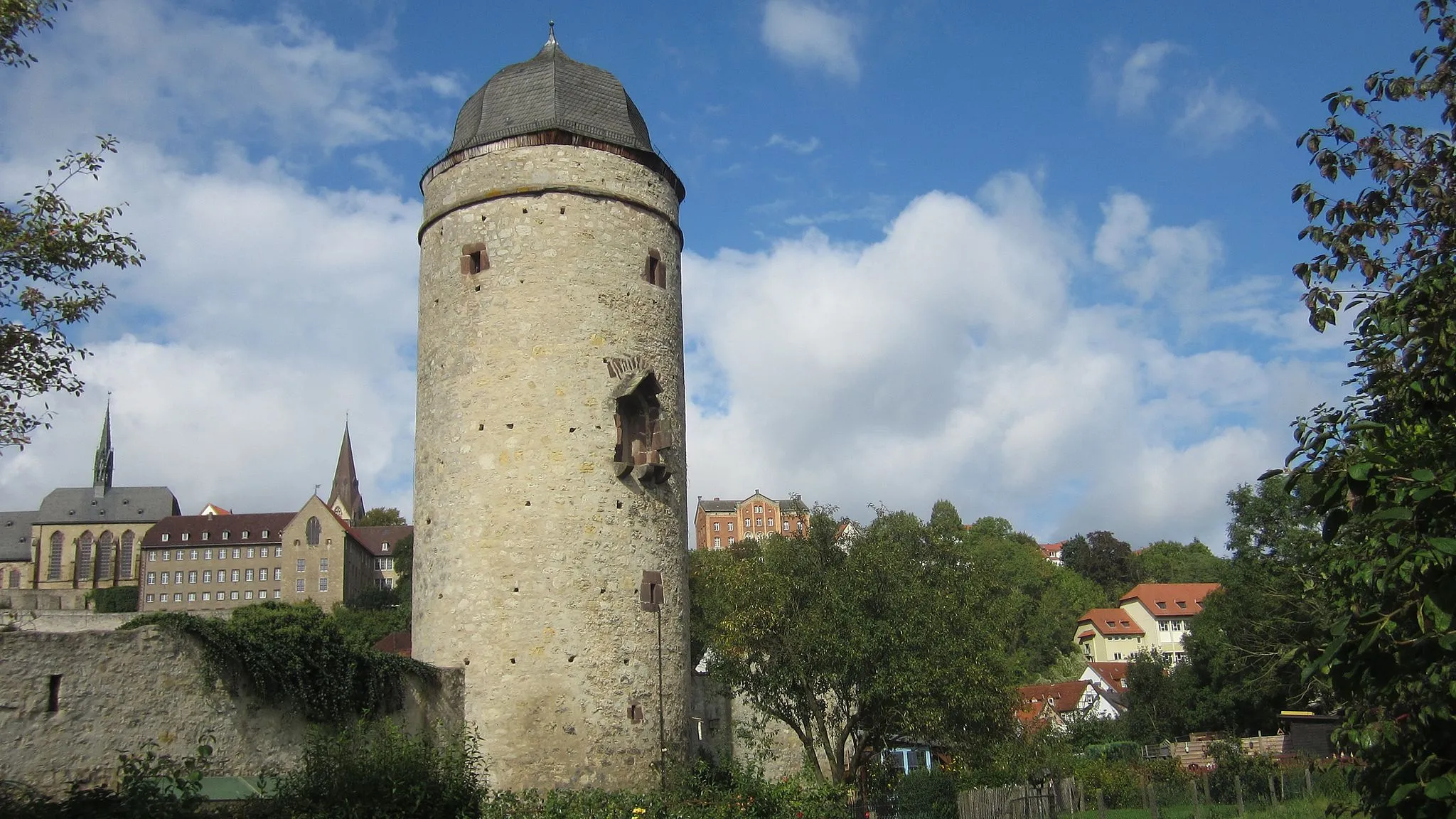 Photo showing: The Biermannsturm (Biermann's Tower) in the old city of Warburg in in eastern North Rhine-Westphalia in Germany, a fortified tower of rubble stone with schistose cover, built in the 14th century. Revisited and photographed as part of Wiki Loves Monuments 2015.