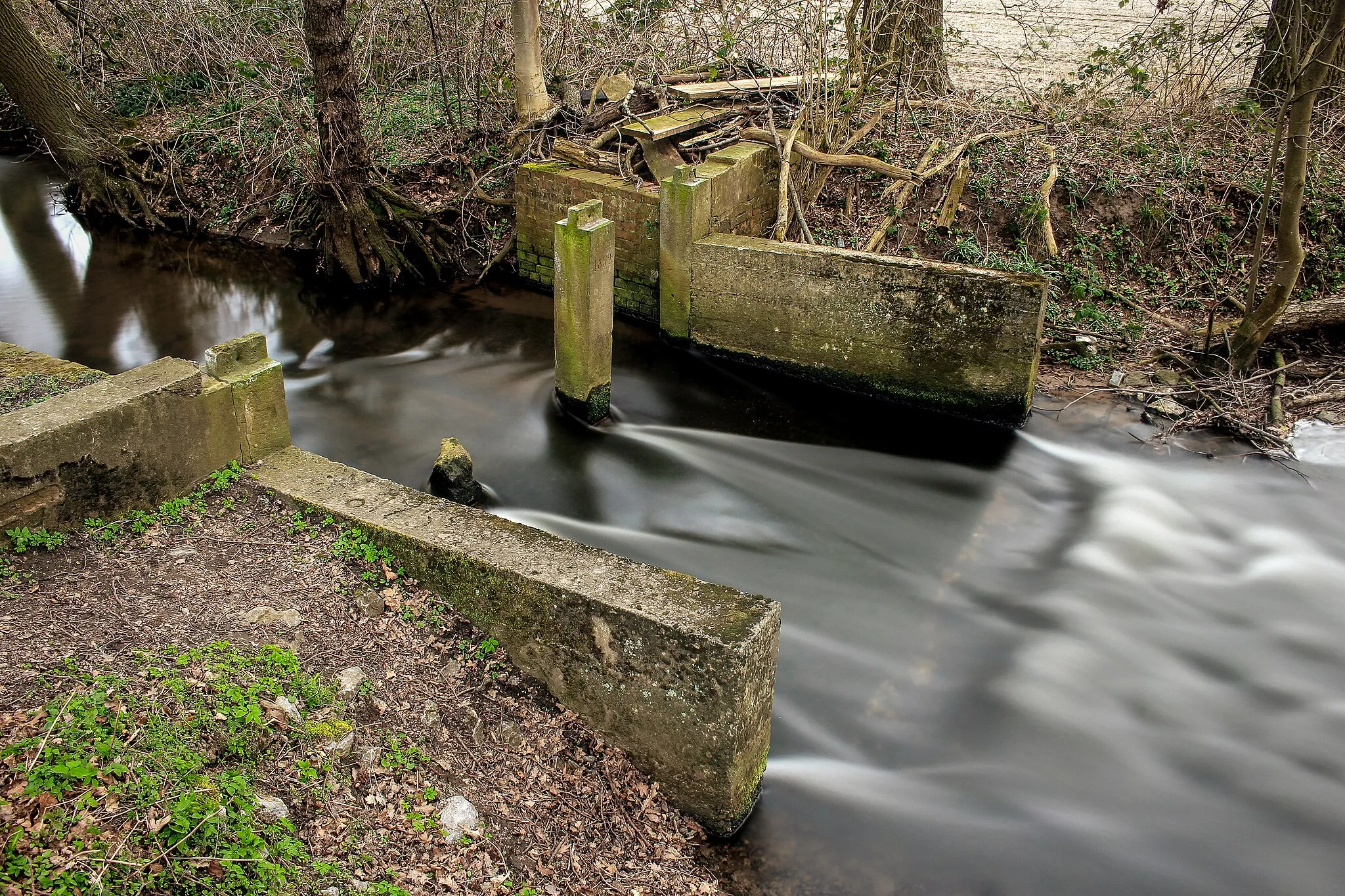 Photo showing: Long exposure photo of an old weir of Ölbach in Verl, Germany