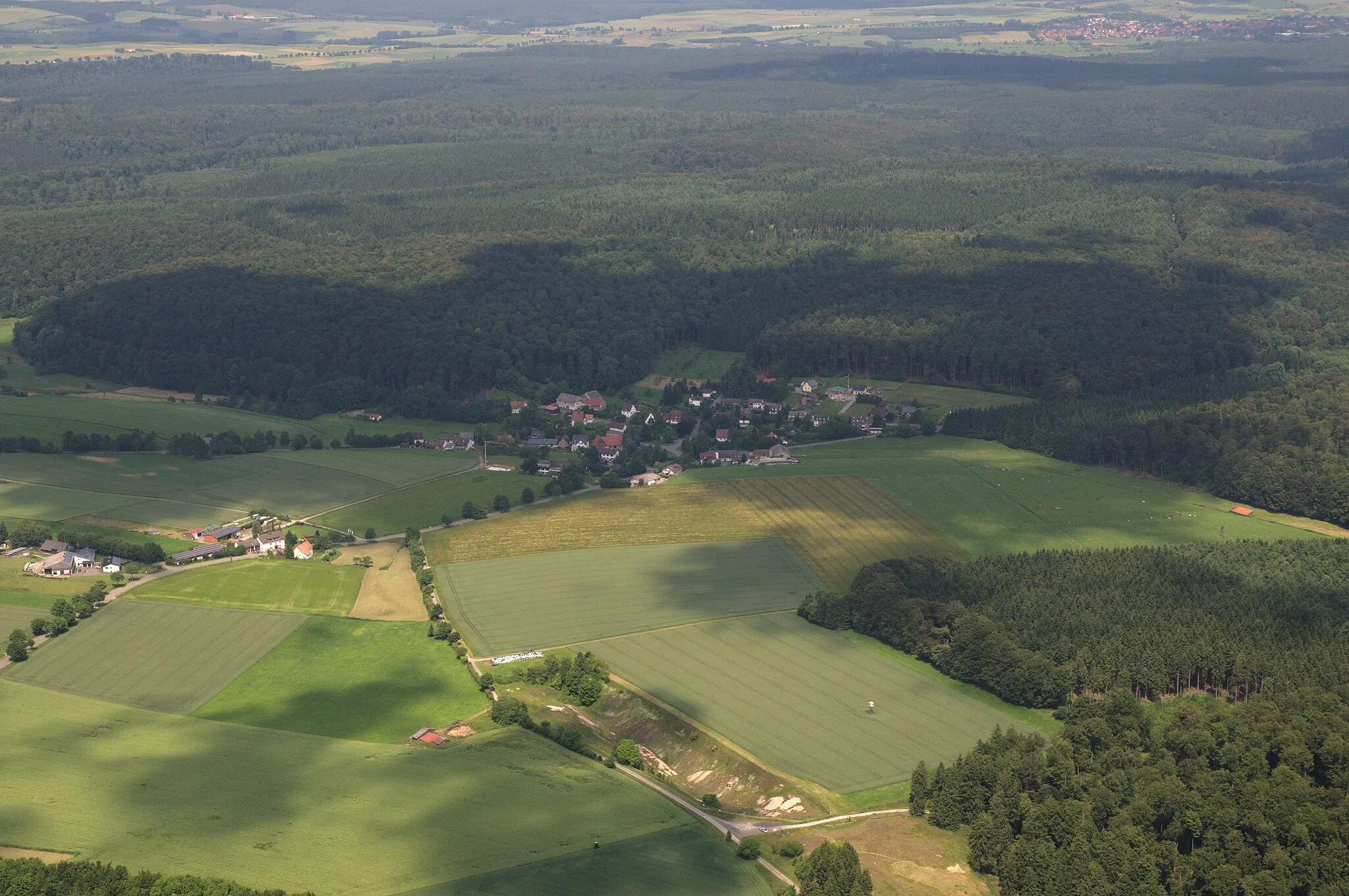 Photo showing: Fotoflug Sauerland-Ost: in der Bildmitte Lichtenau-Blankenrode im Kreis Paderborn, unten das Naturschutzgebiet „Bleikuhlen“ (NSG PB-005) in Lichtenau und ein kleiner Teil des Naturschutzgebiets „Bleikuhlen und Wäschebachtal“ (NSG HX-067K1) in Warburg (Kreis Höxter)