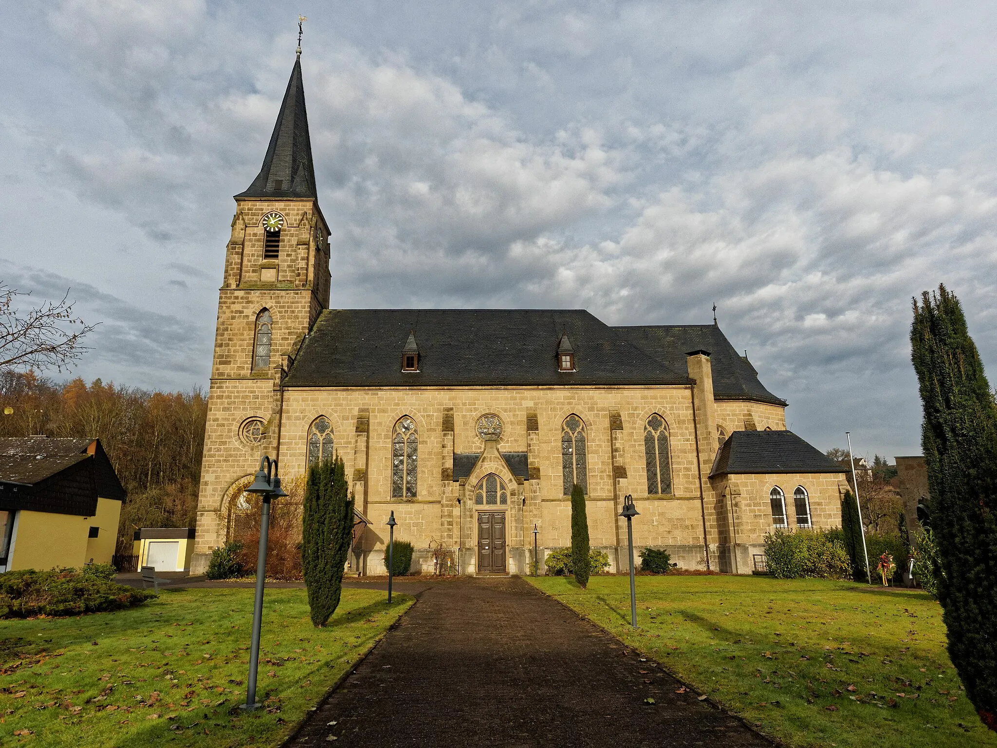 Photo showing: Südansicht der St. Vitus Kirche in Westheim bei Marsberg