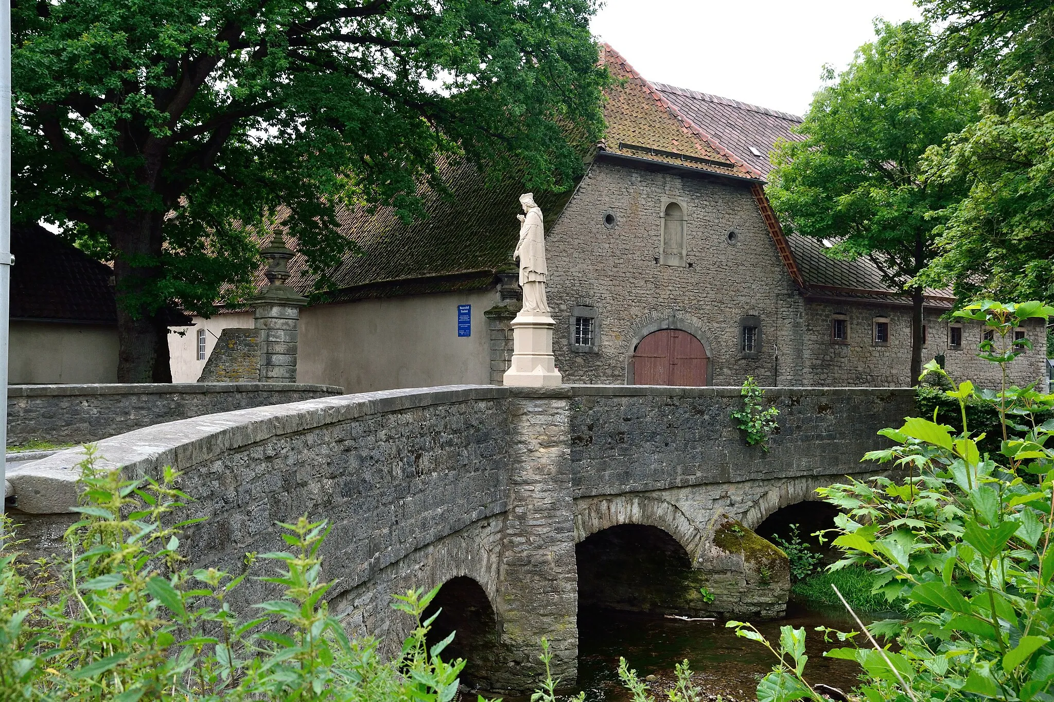 Photo showing: This is a photograph of an architectural monument. It is on the list of cultural monuments of Steinheim, no. 62.
Heubachbrücke mit St. Johannes von Nepomuk Statue
