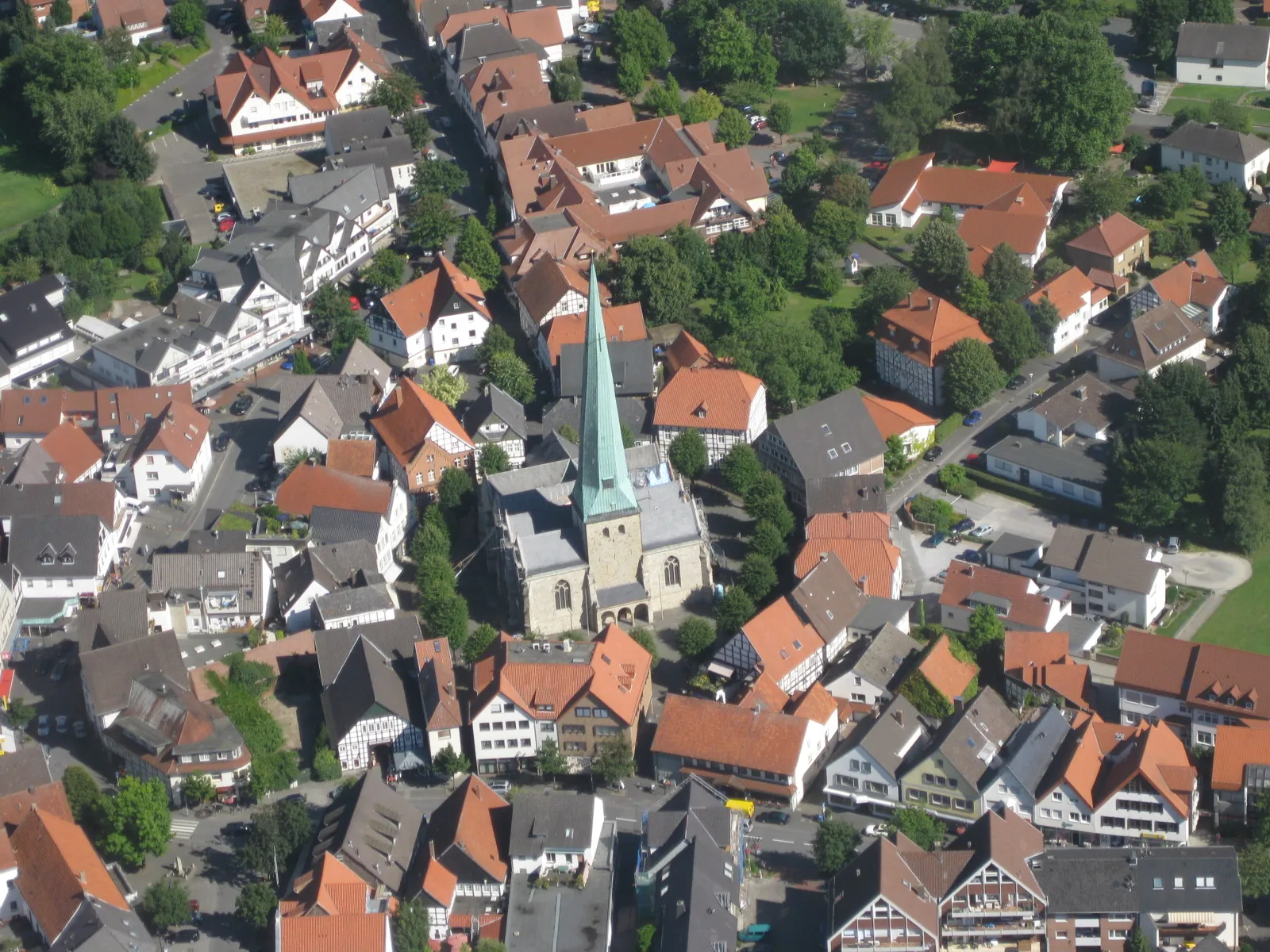 Photo showing: Das Bild zeigt den Stadtkern von Delbrück mit der historischen Kirche