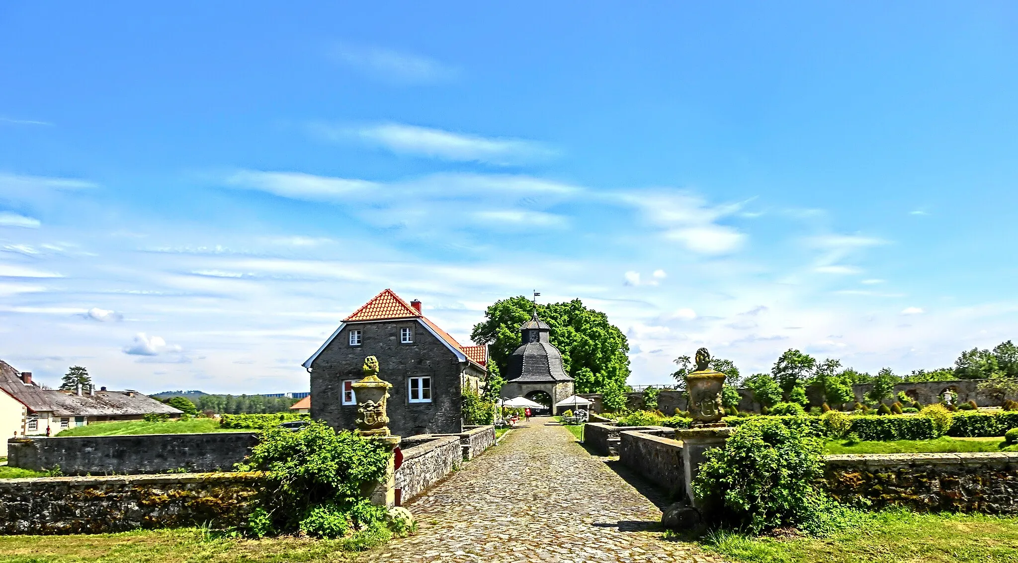 Photo showing: Das Schloss Gesmold (Blick in Richtung Torgebäude)