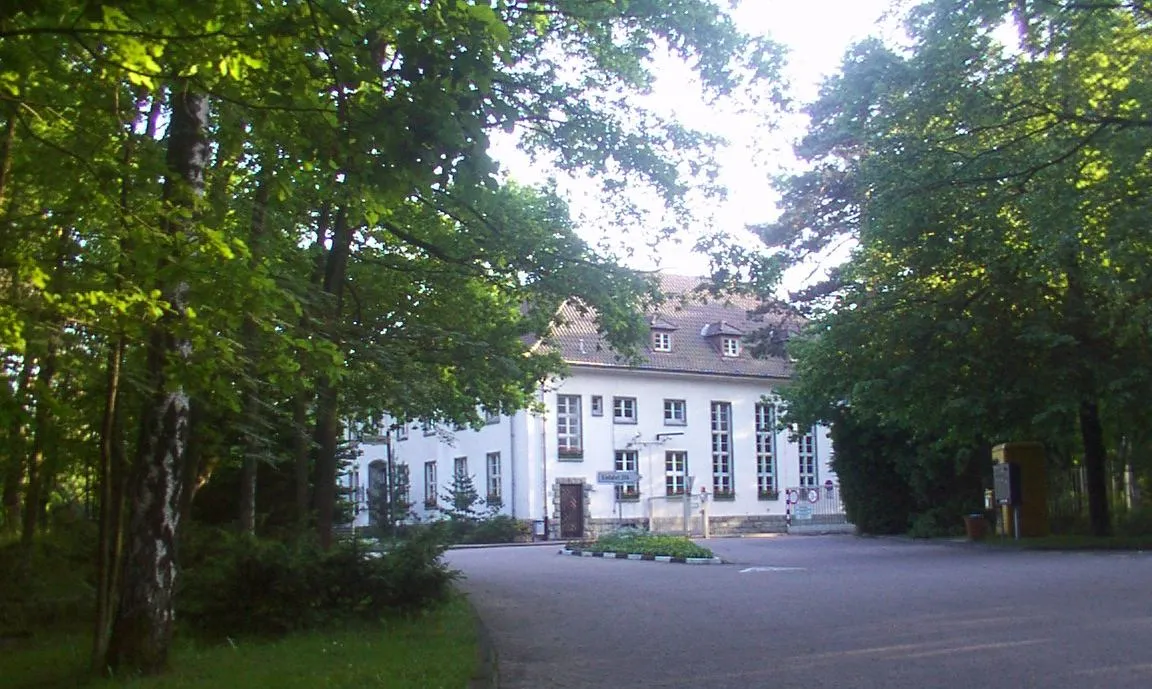 Photo showing: Gate to the Hövelhof Prison
