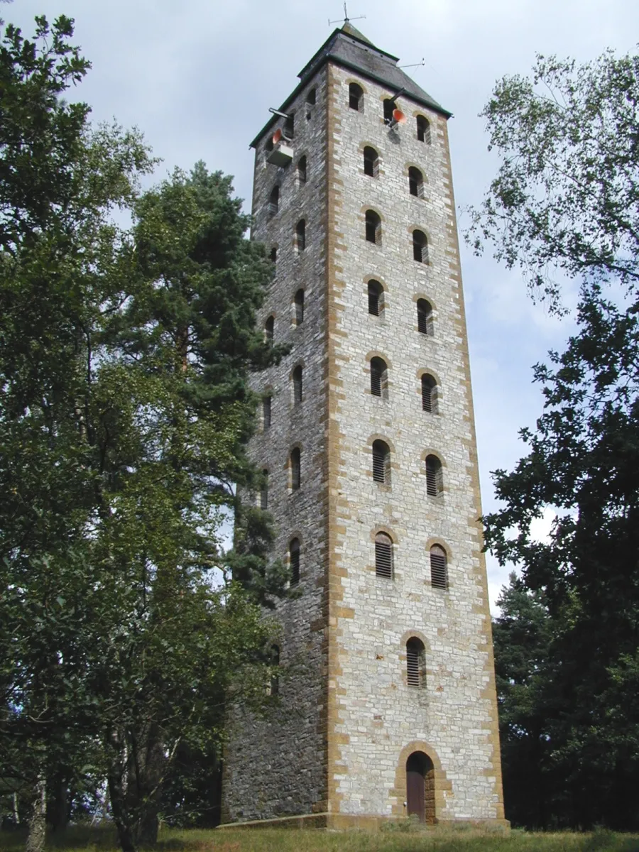 Photo showing: Hausten Tower in the abandoned village of Haustenbeck (belonging to Schlangen, District of Lippe, North Rhine-Westphalia), at what is now the British Army Sennelager Training Area; a military training facility near Sennelager, Germany.  The tower was erected in 1941 by the German Army for surveying the military exercises in that area.