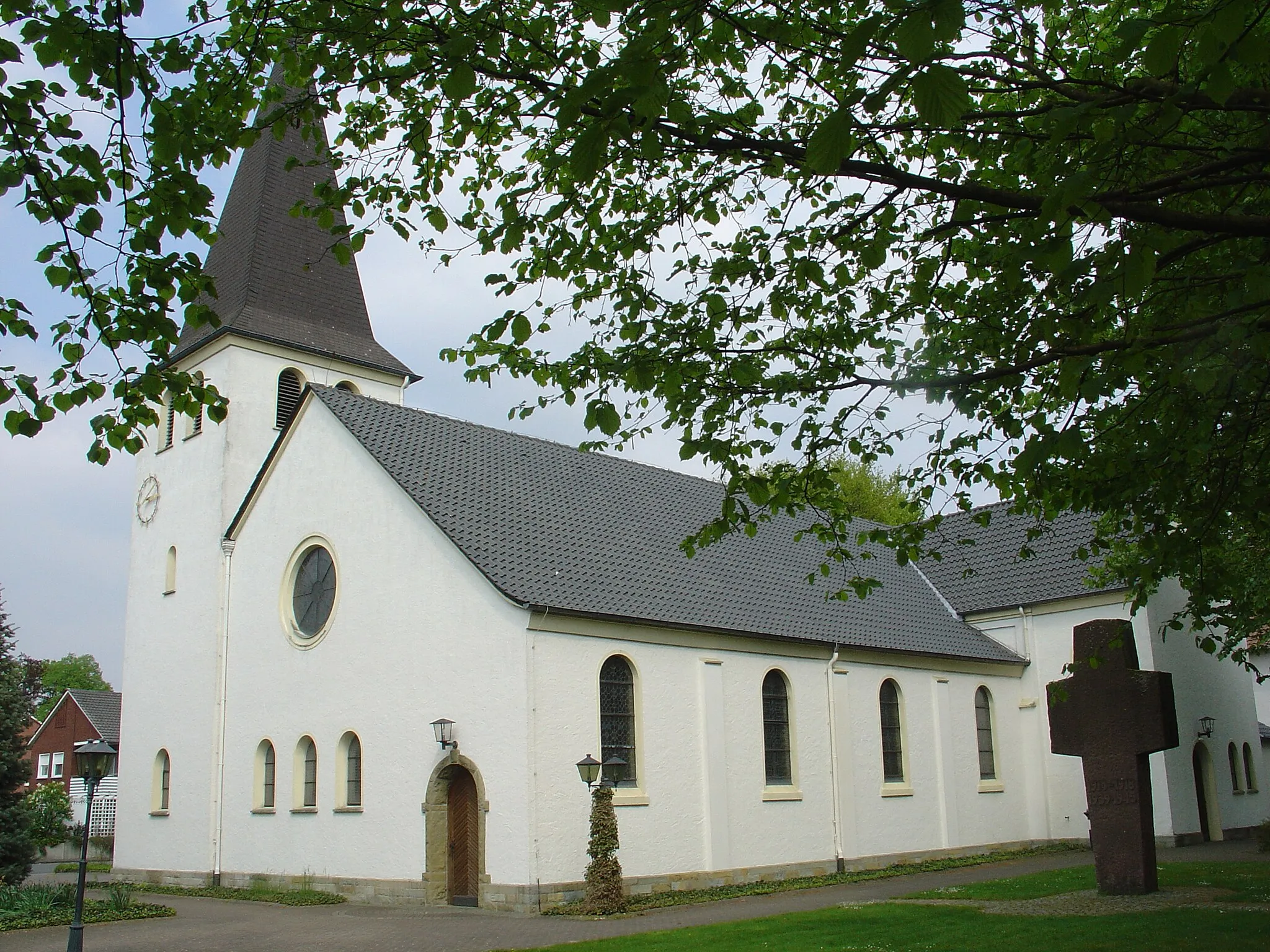 Photo showing: Seitenansicht von St. Anna in Rietberg-Bokel