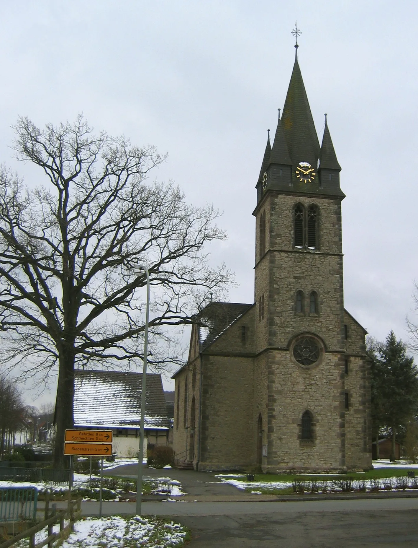 Photo showing: Die St.-Urbanus-Kirche in Herste, Bad Driburg, Deutschland. Blick vom Heiserfeld nach Osten auf die Turmseite.