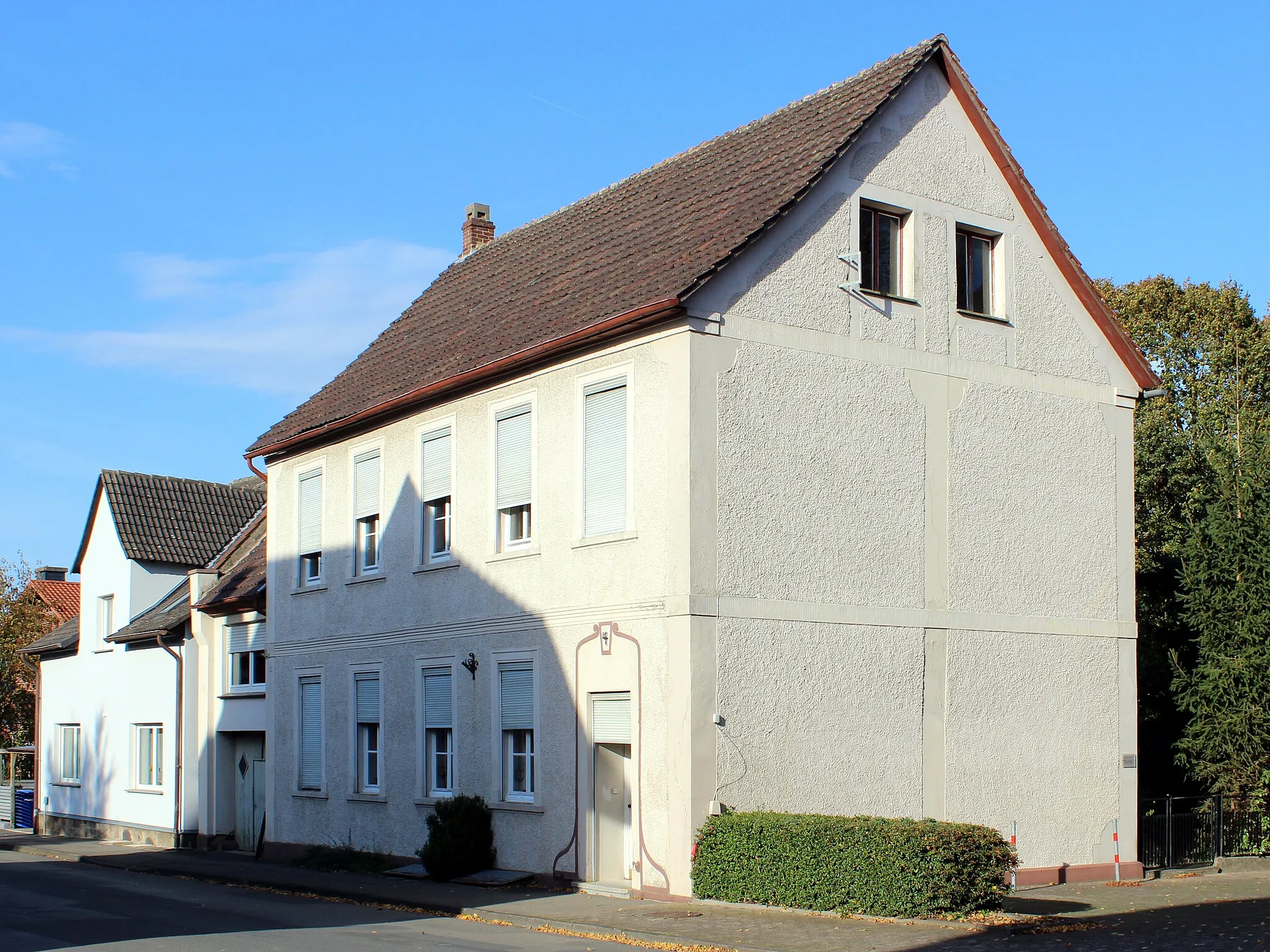 Photo showing: Ehemaliges Schul- und Lehrerwohnhaus in Hohenwepel, Stadt Warburg, Engarer Straße 4, Ansicht von Südwesten