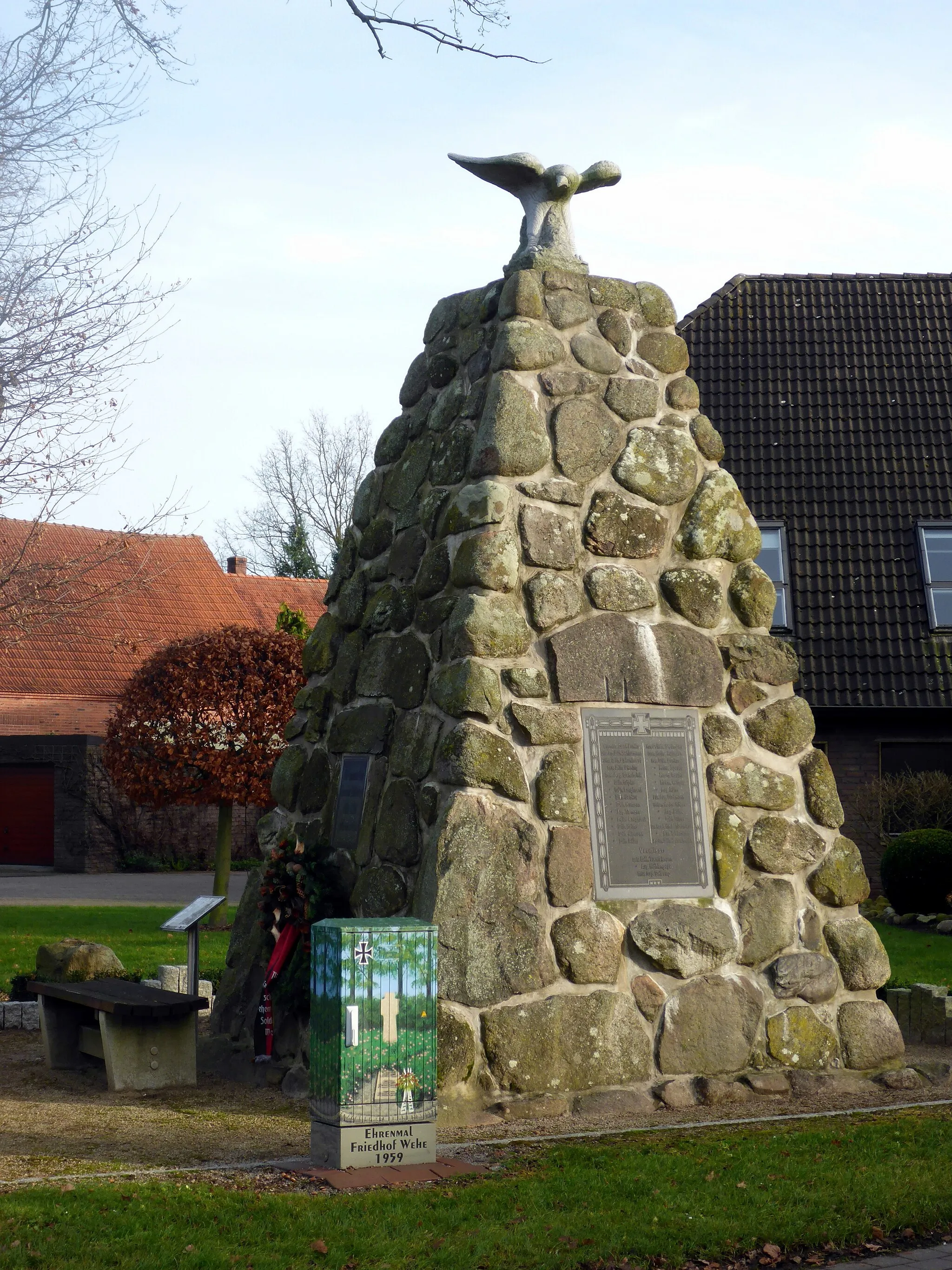 Photo showing: Das Kriegerdenkmal für die Gefallenen des Ersten Weltkrieges in Wehe (Ortschaft der Stadt Rahden) aus südwestlicher Richtung.