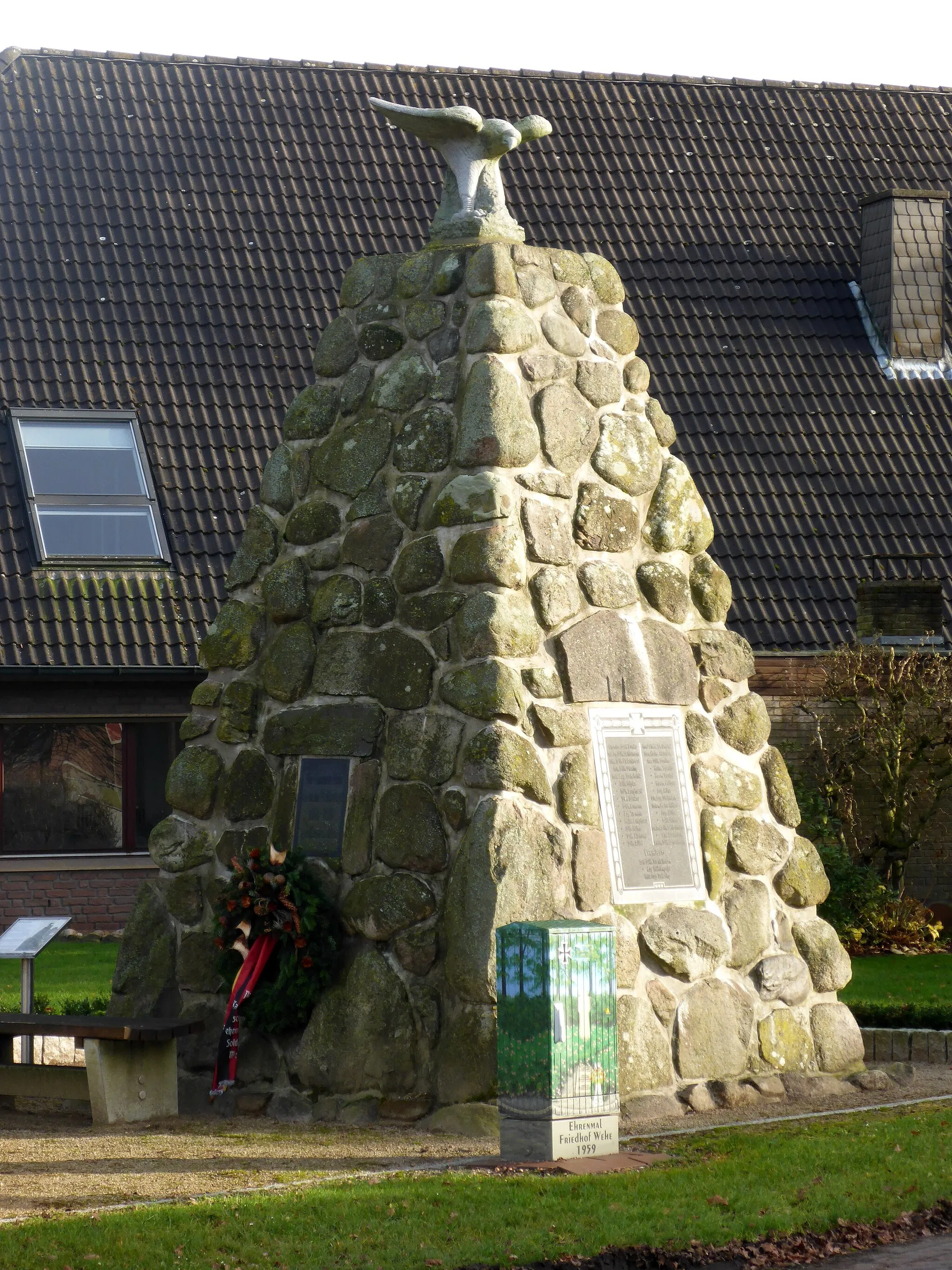 Photo showing: Das Kriegerdenkmal für die Gefallenen des Ersten Weltkrieges in Wehe (Ortschaft der Stadt Rahden) aus westlicher Richtung.