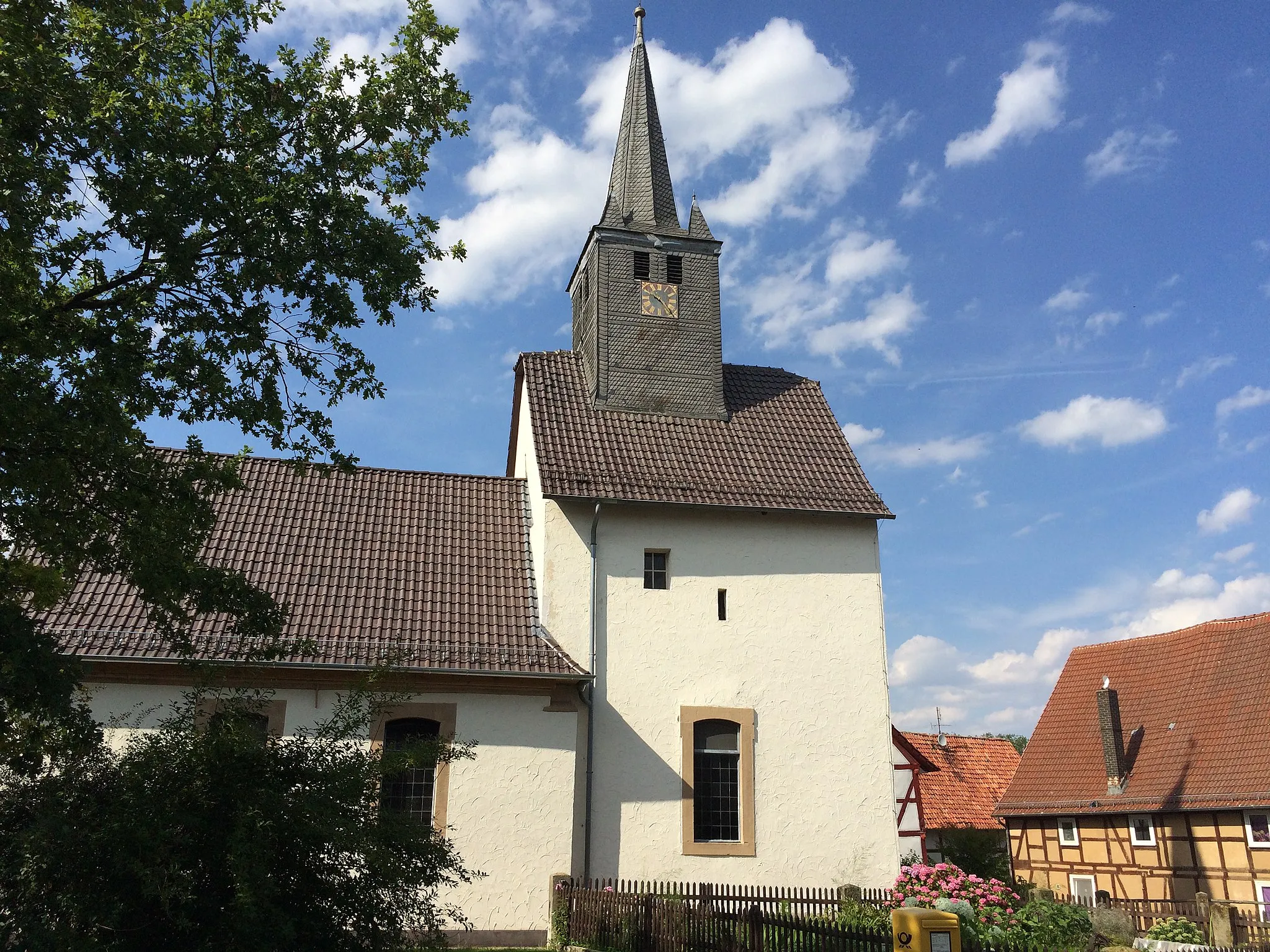 Photo showing: Die Evangelische Kirche in Viesebeck an der Landauer Straße.