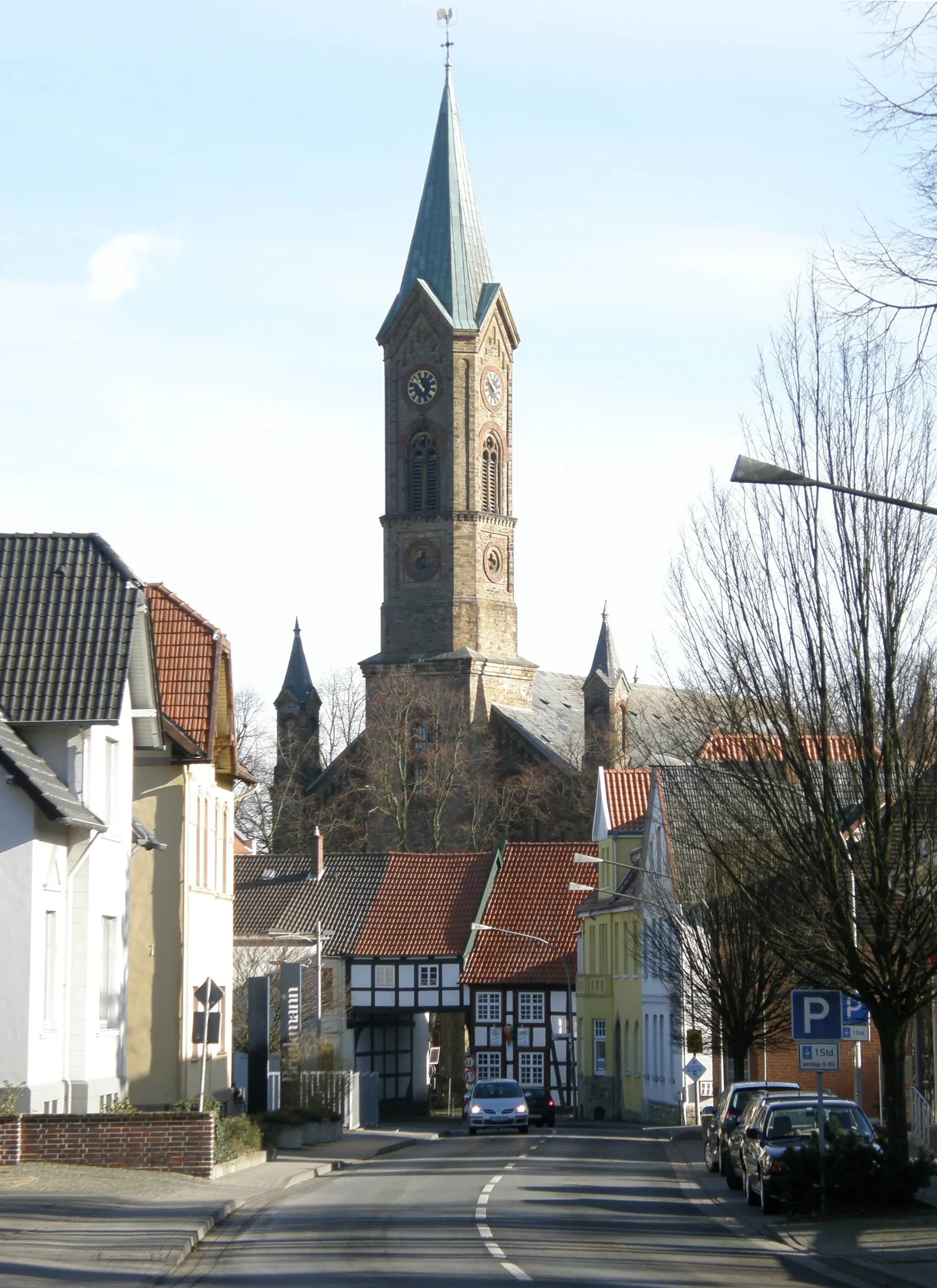 Photo showing: Historische Kirchburg mit Torbogen und der neuromanischen, 1855 errichteten evangelischen Martinikirche mit dem „Bleistift“ genannten Kirchturm