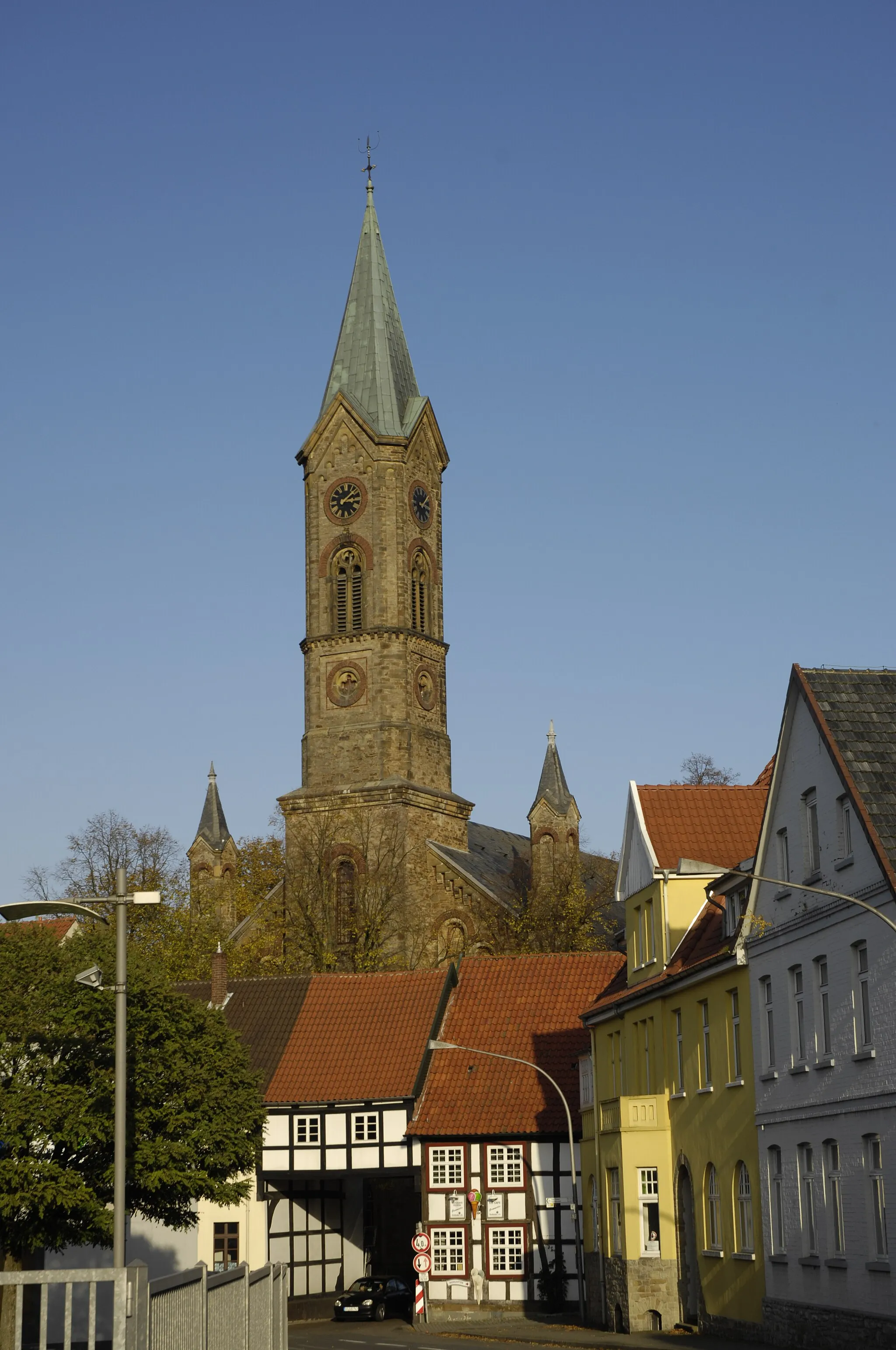 Photo showing: Stadtansicht in der Gemeinde Buer, Ortsteil der Stadt Melle im Kreis Osnabrück, mit signifikantem Kirchturm.