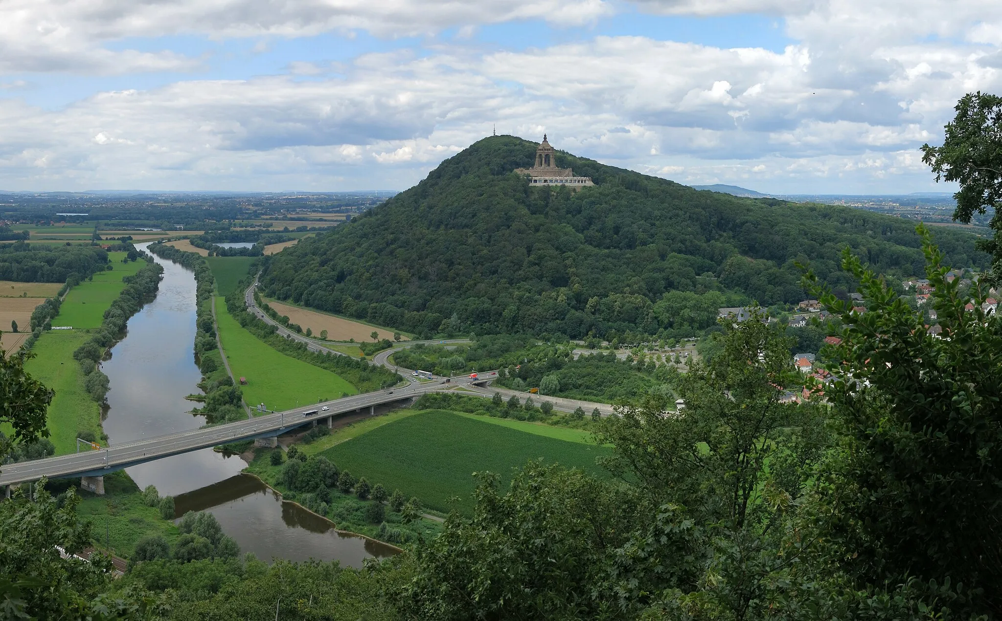 Photo showing: Outlook from the viewpoint called Porta-Kanzel on the Porta-Westfalica to Weser and Wittekindsberg with the Emperor-William-monument