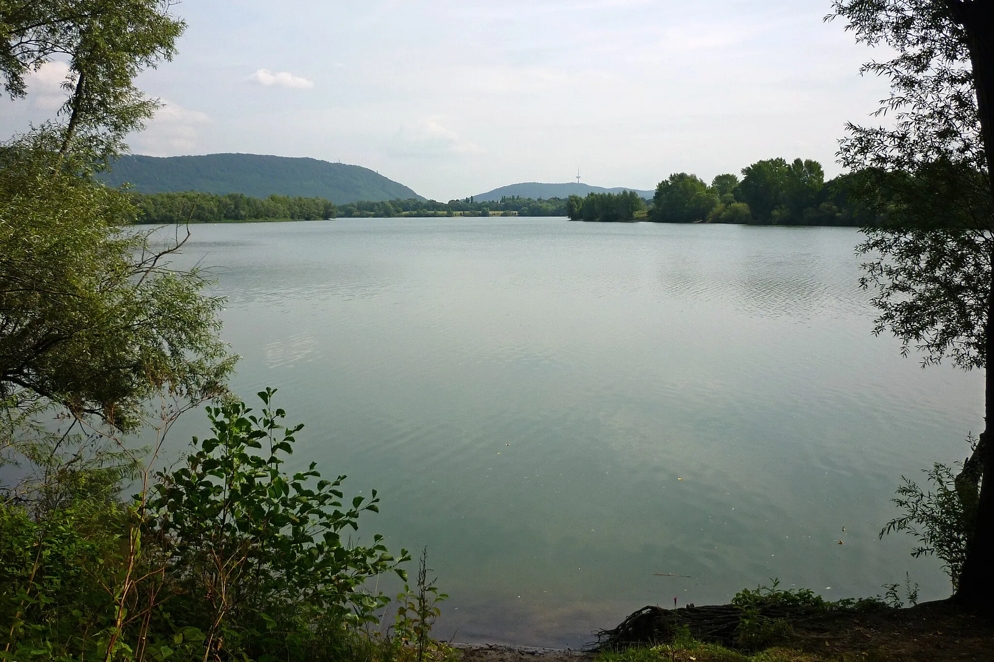 Photo showing: Großer Weserbogen, Mittlerer See. Blick zur Porta Westfalica (links Wiehen-, rechts Wesergebirge).