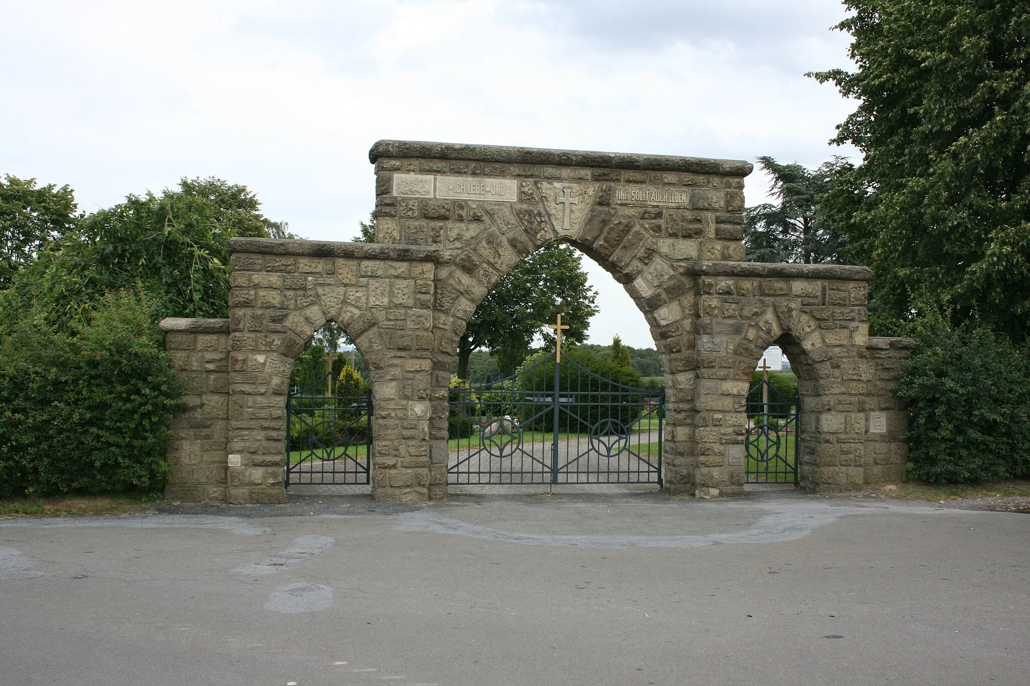 Photo showing: Friedhofspforte in Enger-Dreyen