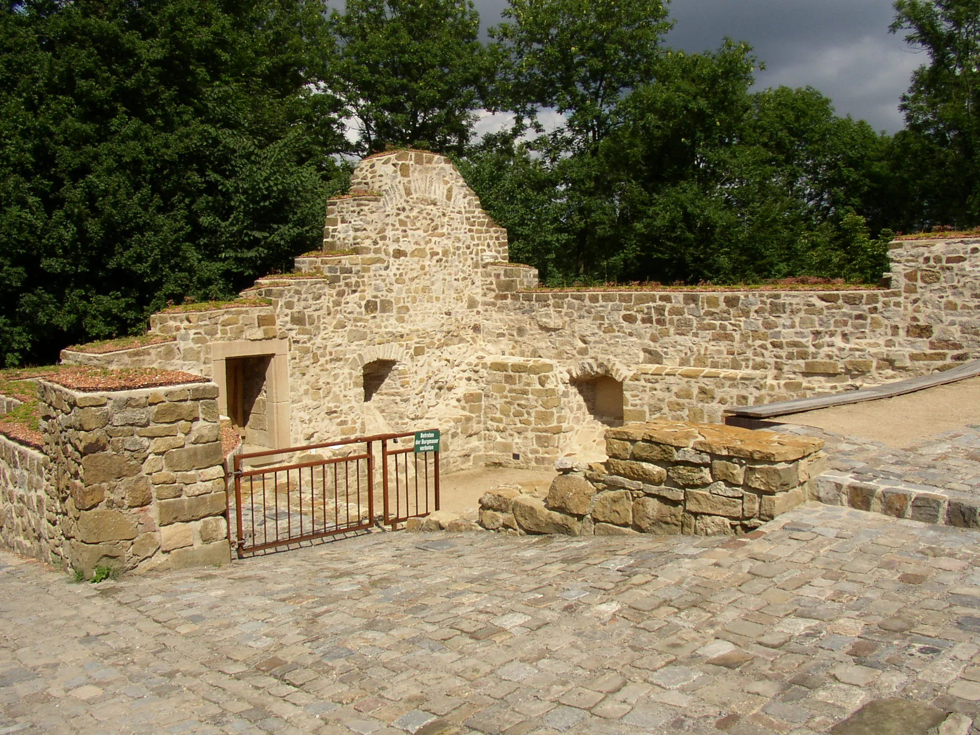 Photo showing: stronghold Ravensberg, rebuilt remains of fortification, Borgholzhausen, county of Gütersloh, Germany