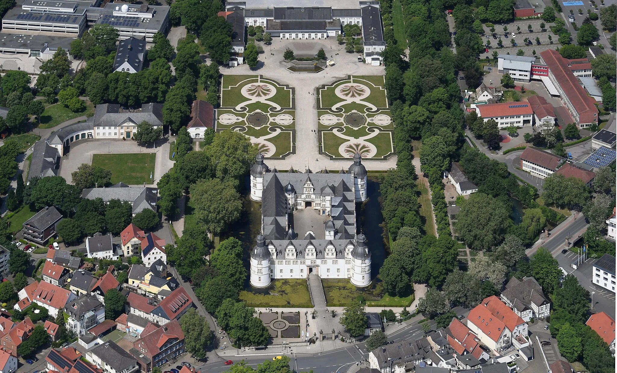Photo showing: Aerial image of Schloss Neuhaus (view from the southeast)