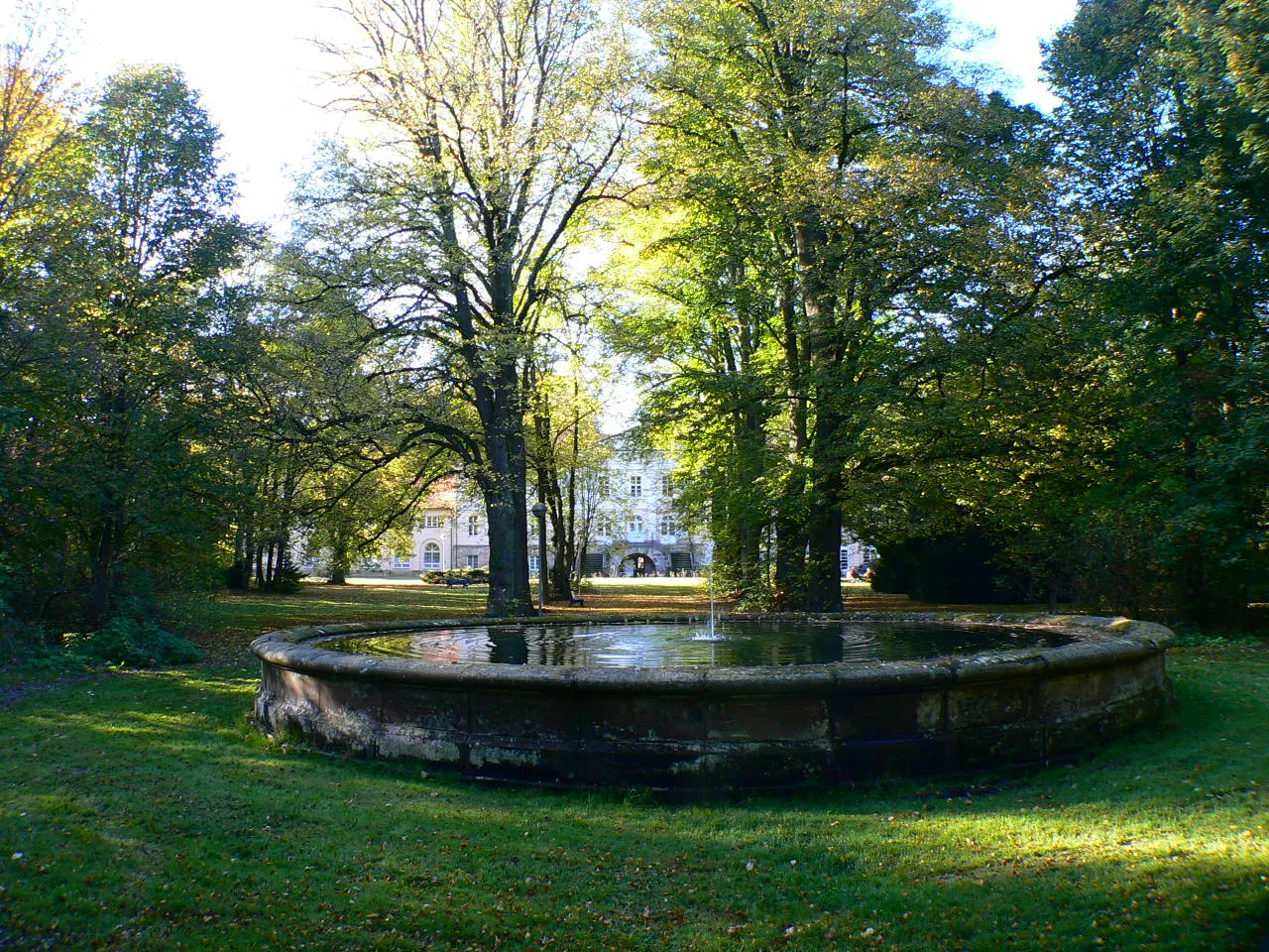 Photo showing: Schloss Beberbeck, Schlosspark mit Brunnen, in Hofgeismar-Beberbeck im Landkreis Kassel, Hessen, Deutschland