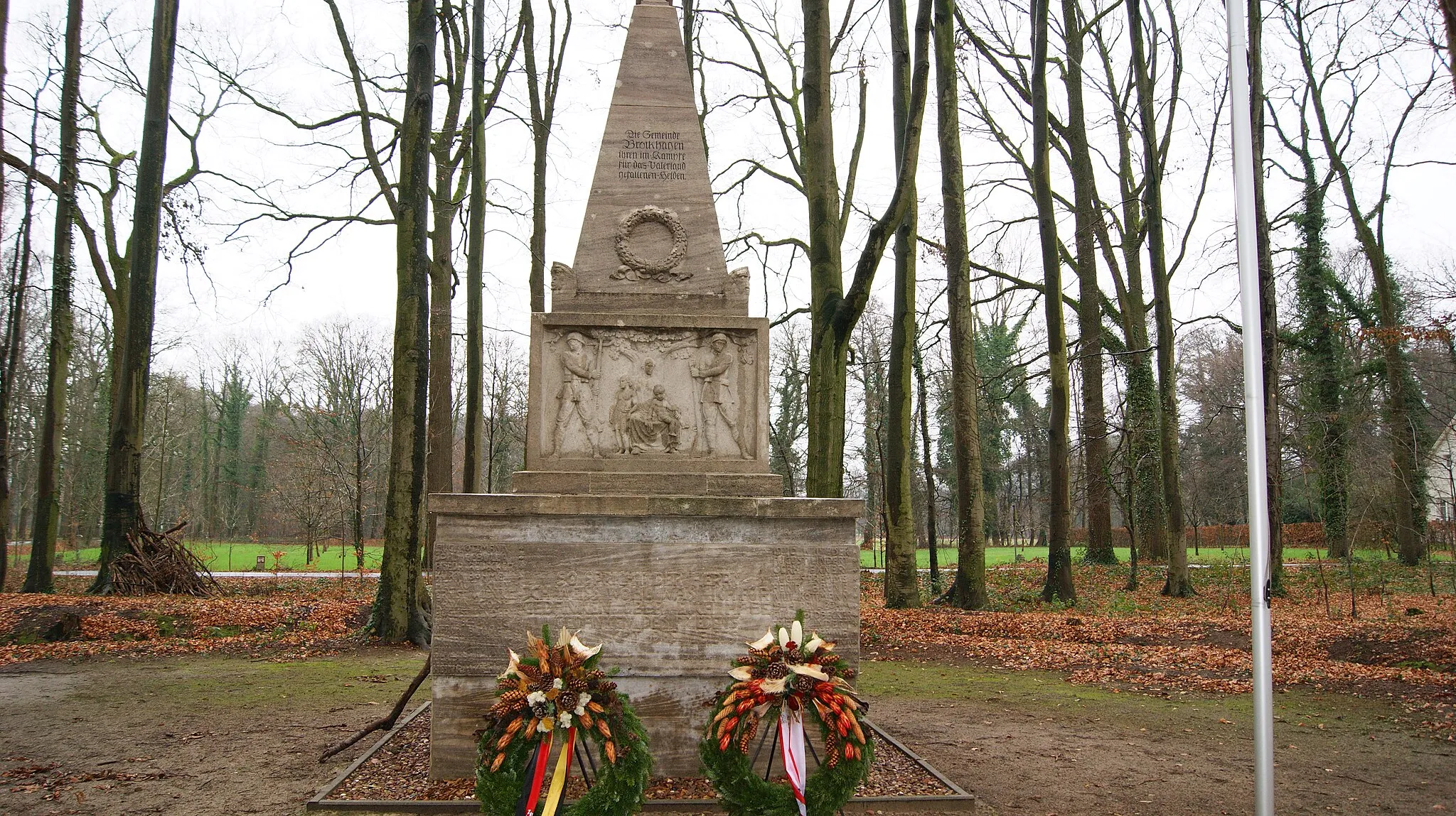 Photo showing: War memorial in Brockhagen, district Brockhagen the municipality Steinhagen in Westphalia, Germany.