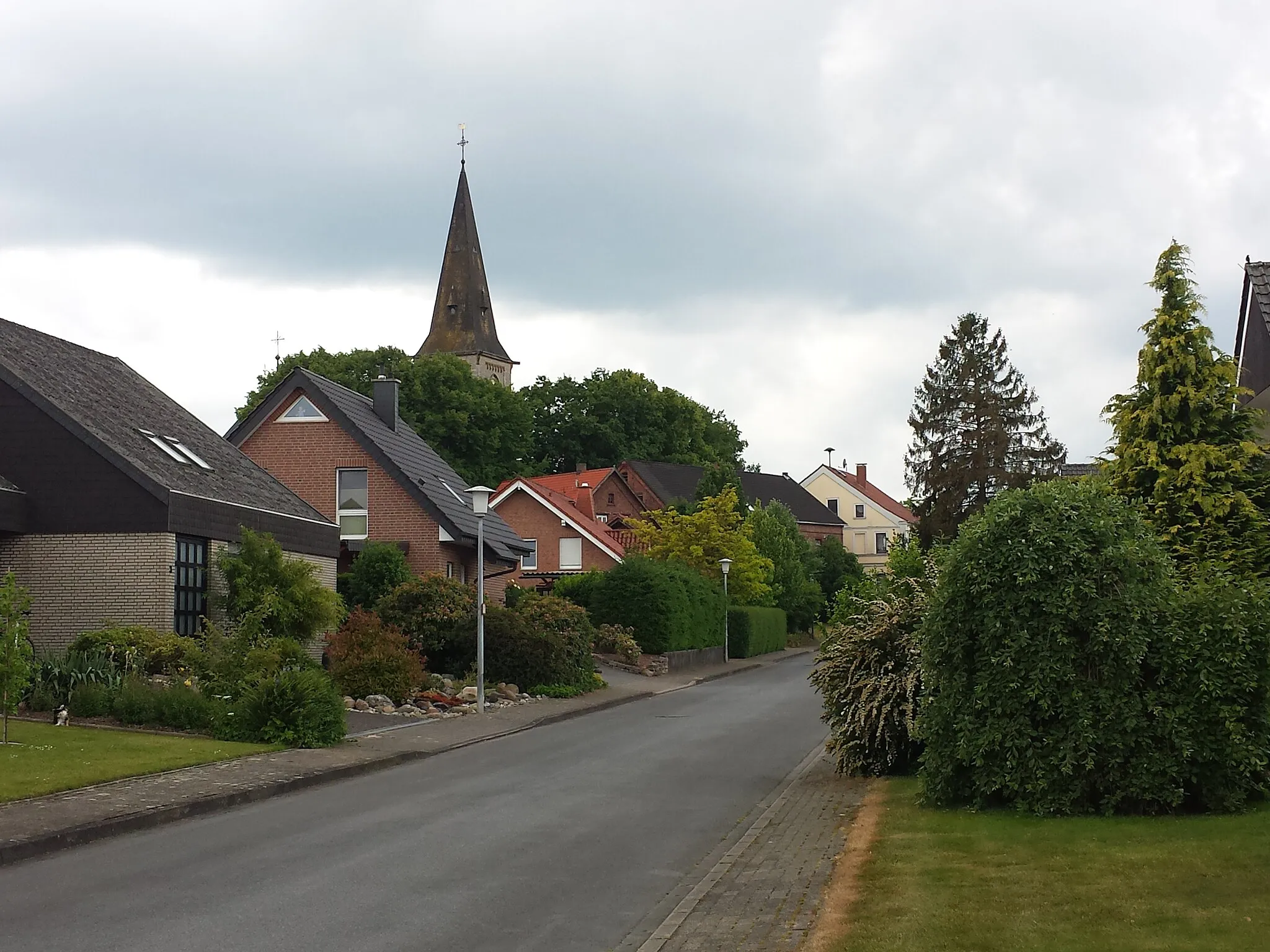 Photo showing: Die Christophoruskirche in Neuenkirchen von der Crusiusstraße aus gesehen