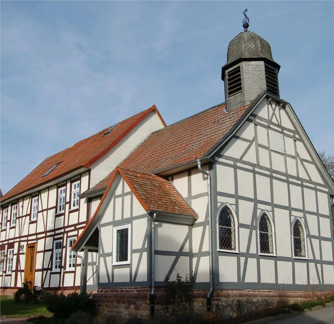 Photo showing: Friedrichsdorf - Kirche und ehemalige Schule