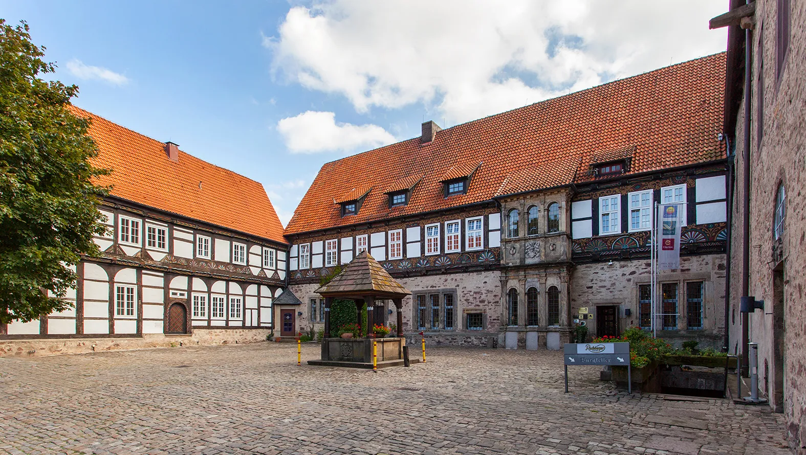 Photo showing: Blomberg castle, Germany, view to the courtyard
