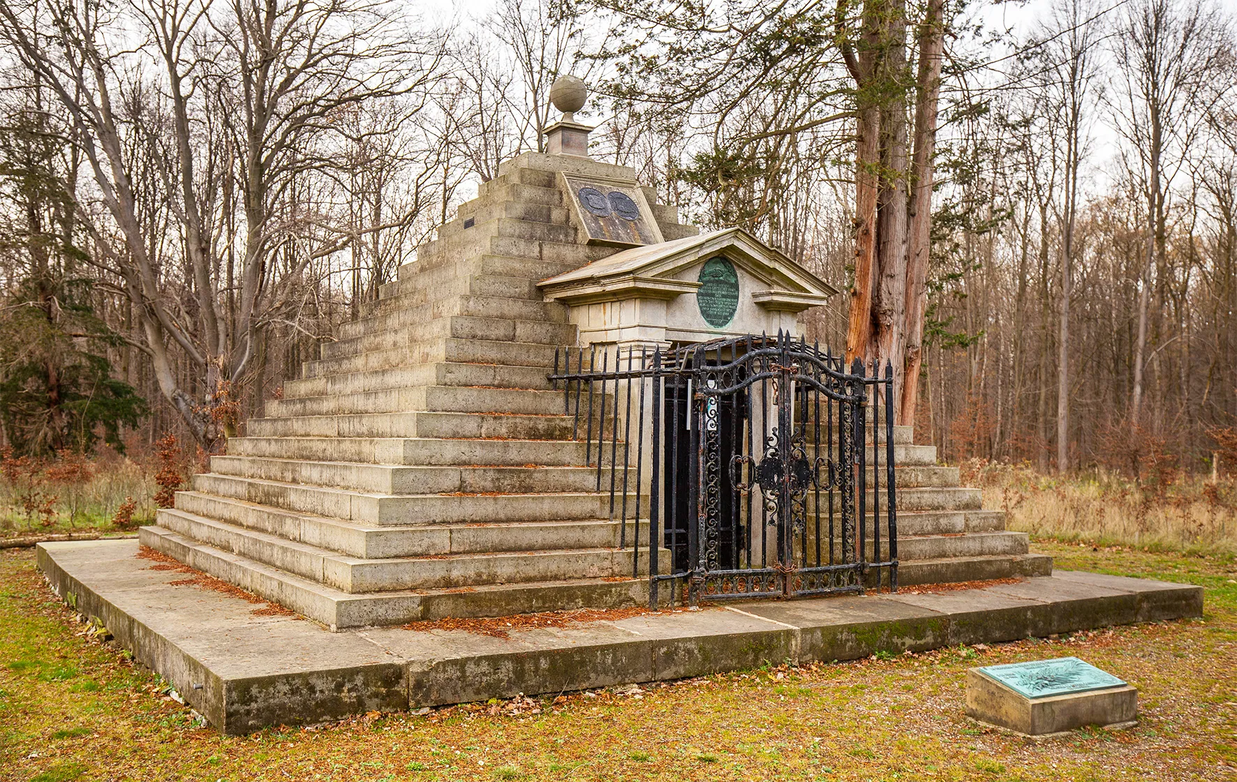 Photo showing: Mausoleum von Graf Wilhelm Friedrich Ernst zu Schaumburg-Lippe und Familie im Schaumburger Wald.