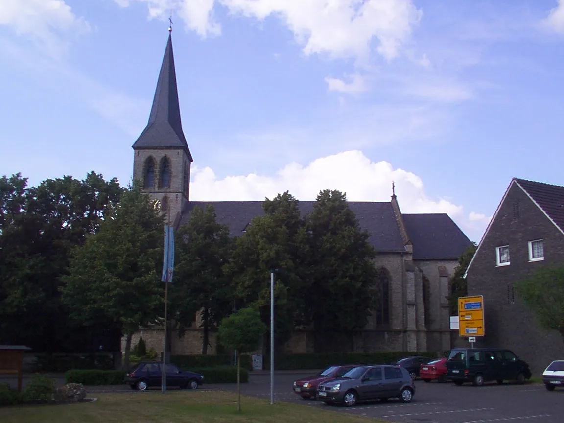 Photo showing: Gütersloh: Katholische Kirche Sankt Friedrich in Friedrichsdorf im Juli 2005