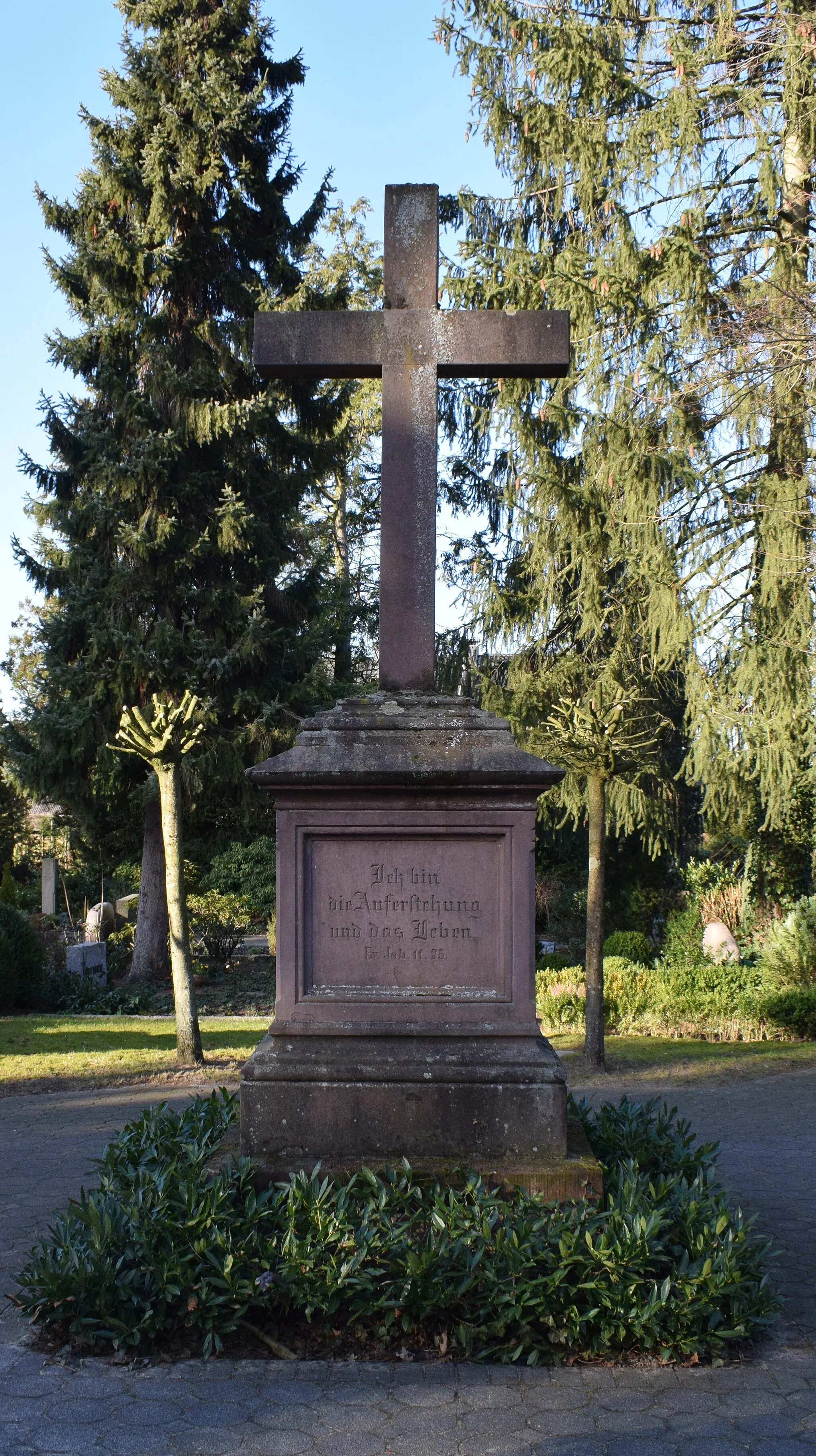 Photo showing: Hochkreuz auf dem Friedhof in Friedrichsdorf