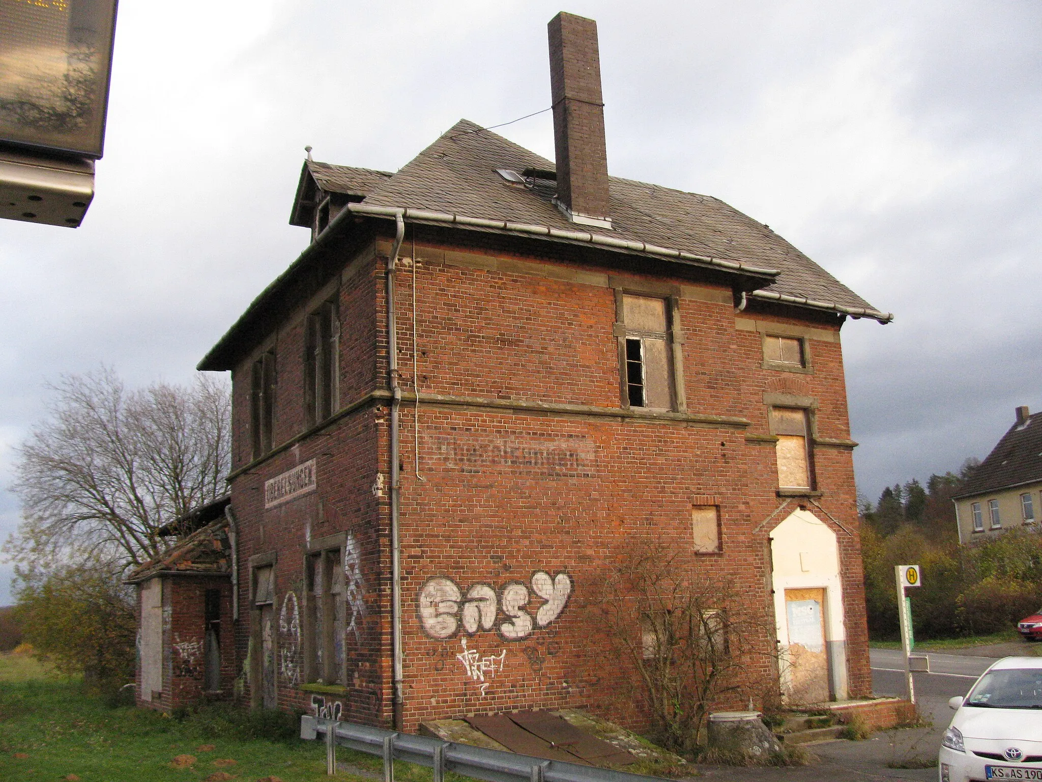 Photo showing: das alte Bahnhofsgebäude des Bahnhofs Oberelsungen an der Kurhessenbahn