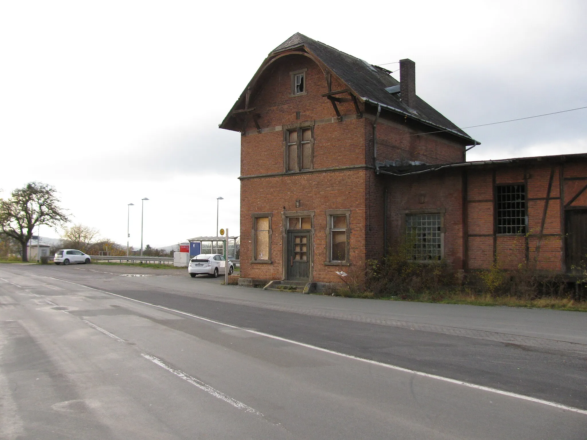 Photo showing: die Bushaltestelle Bahnhof am Bahnhof Oberelsungen in Fahrtrichtung Oberelsungen Ort