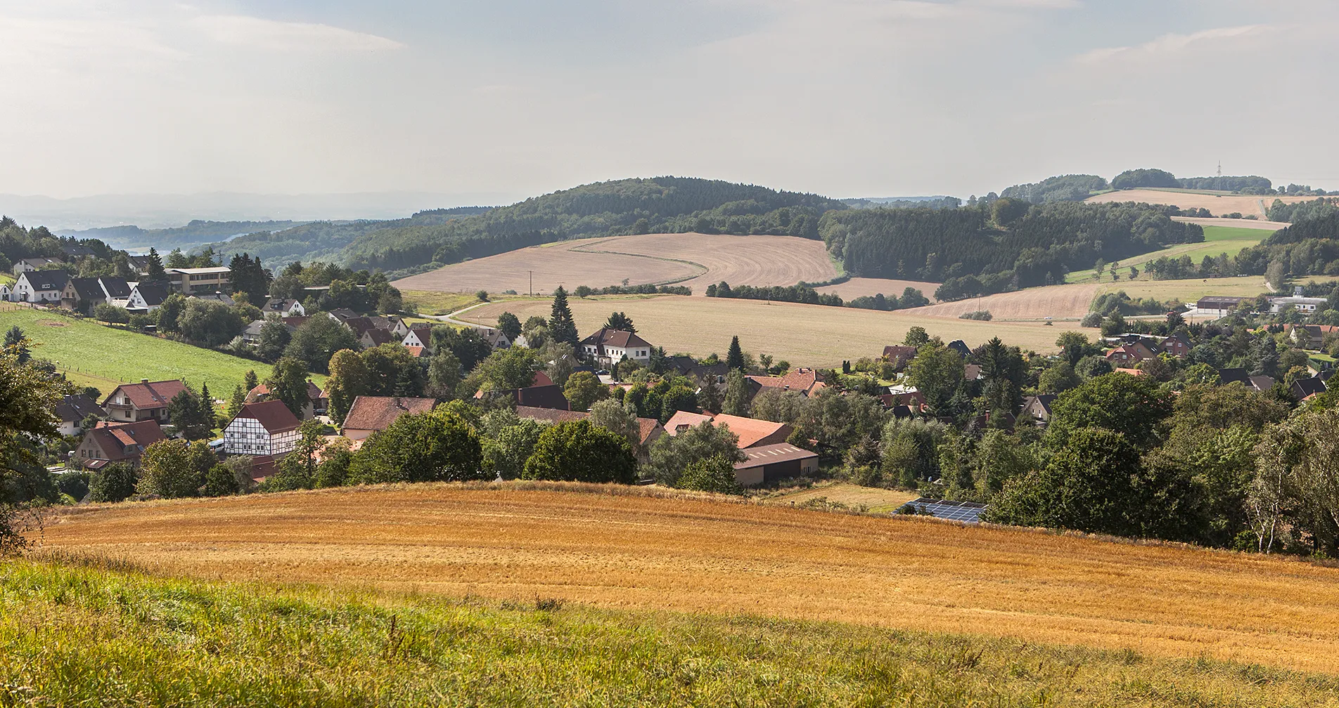 Photo showing: Bavenhausen, Kalletal, Kreis Lippe, Ansicht von Nordosten (vom Mühlenberg)