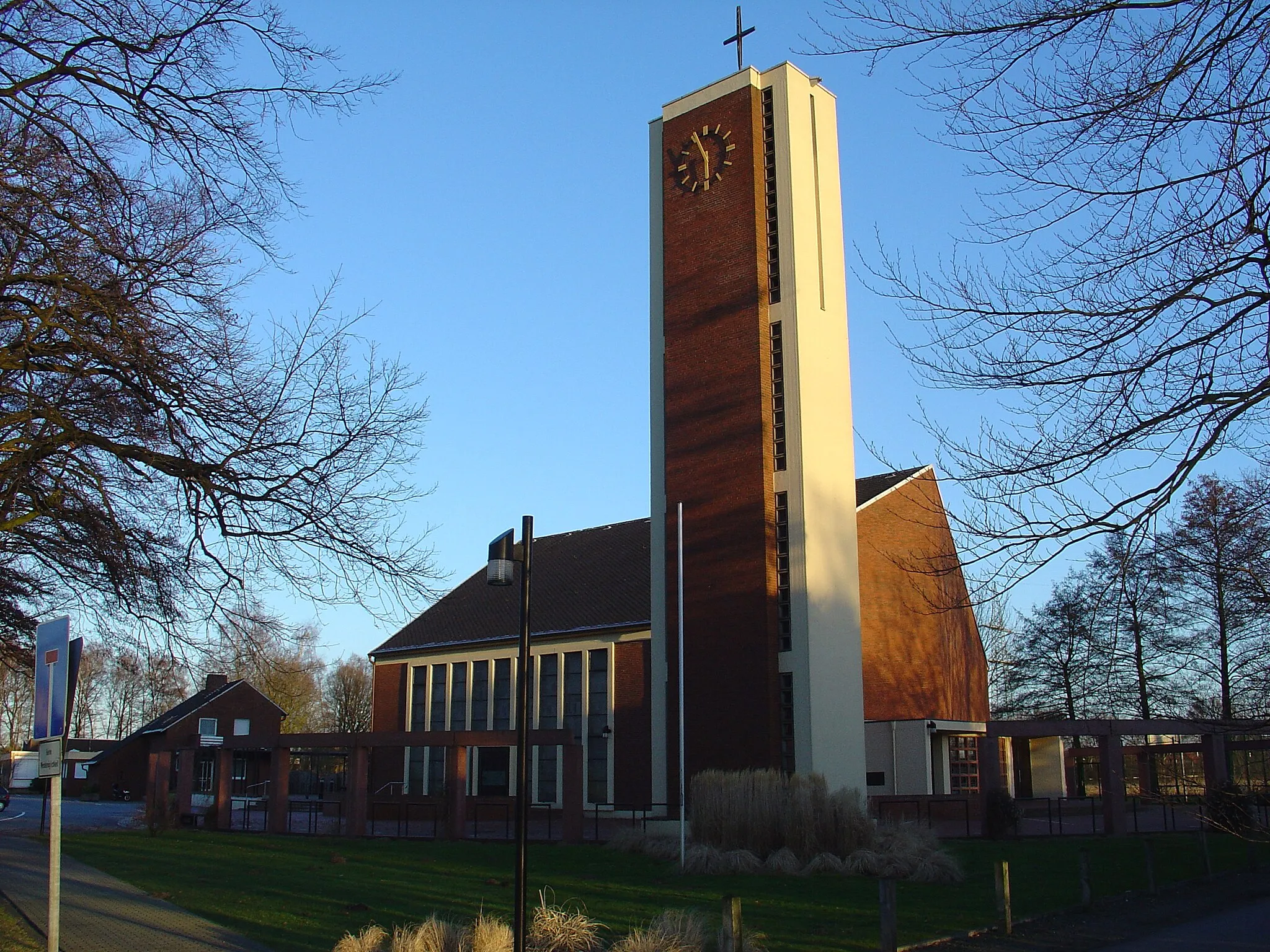 Photo showing: Kirche Heilige Familie in Gütersloh/Blankenhagen