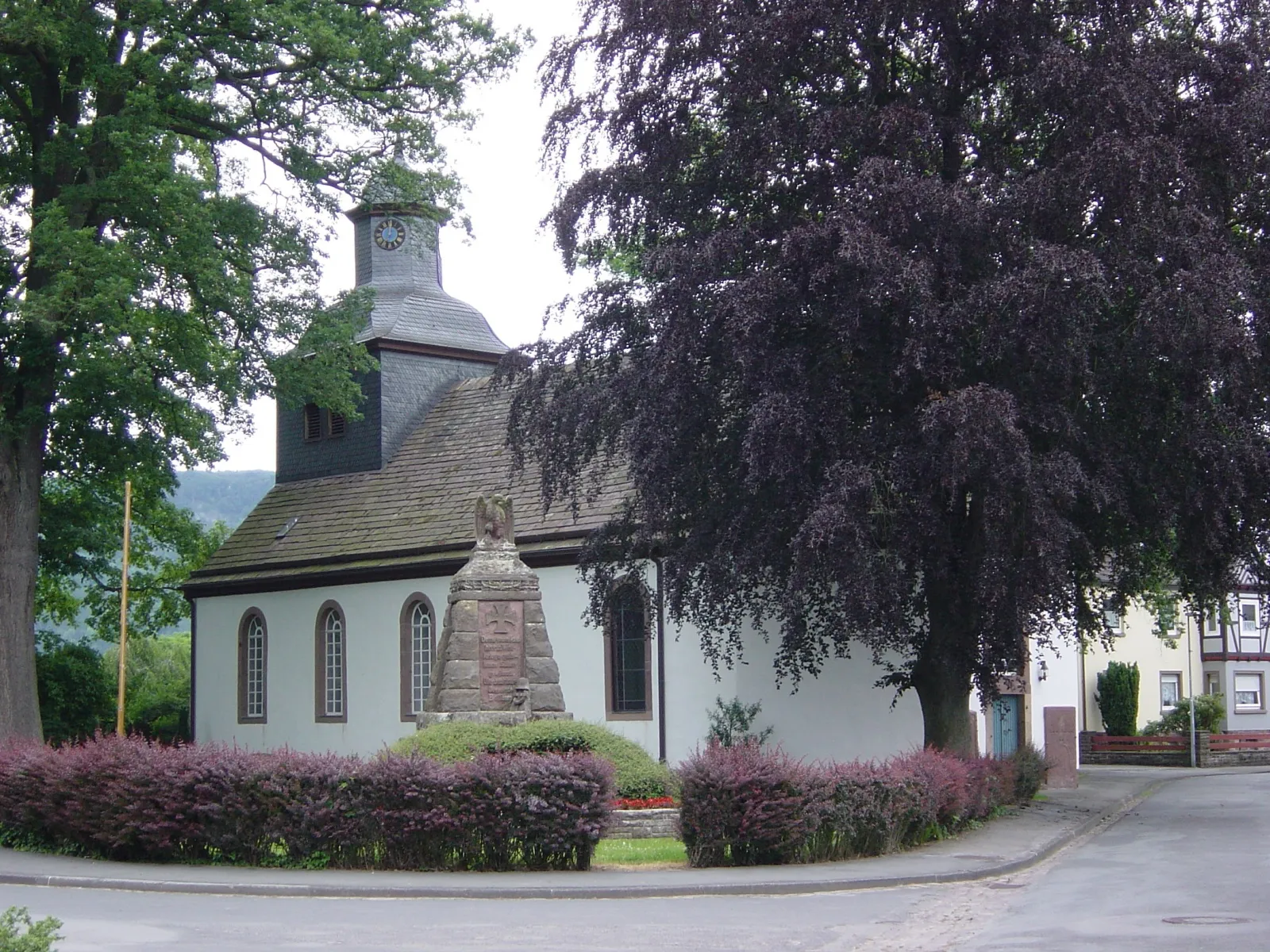 Photo showing: Lutheran Redeemer Church and war memorial in Boffzen (Germany)