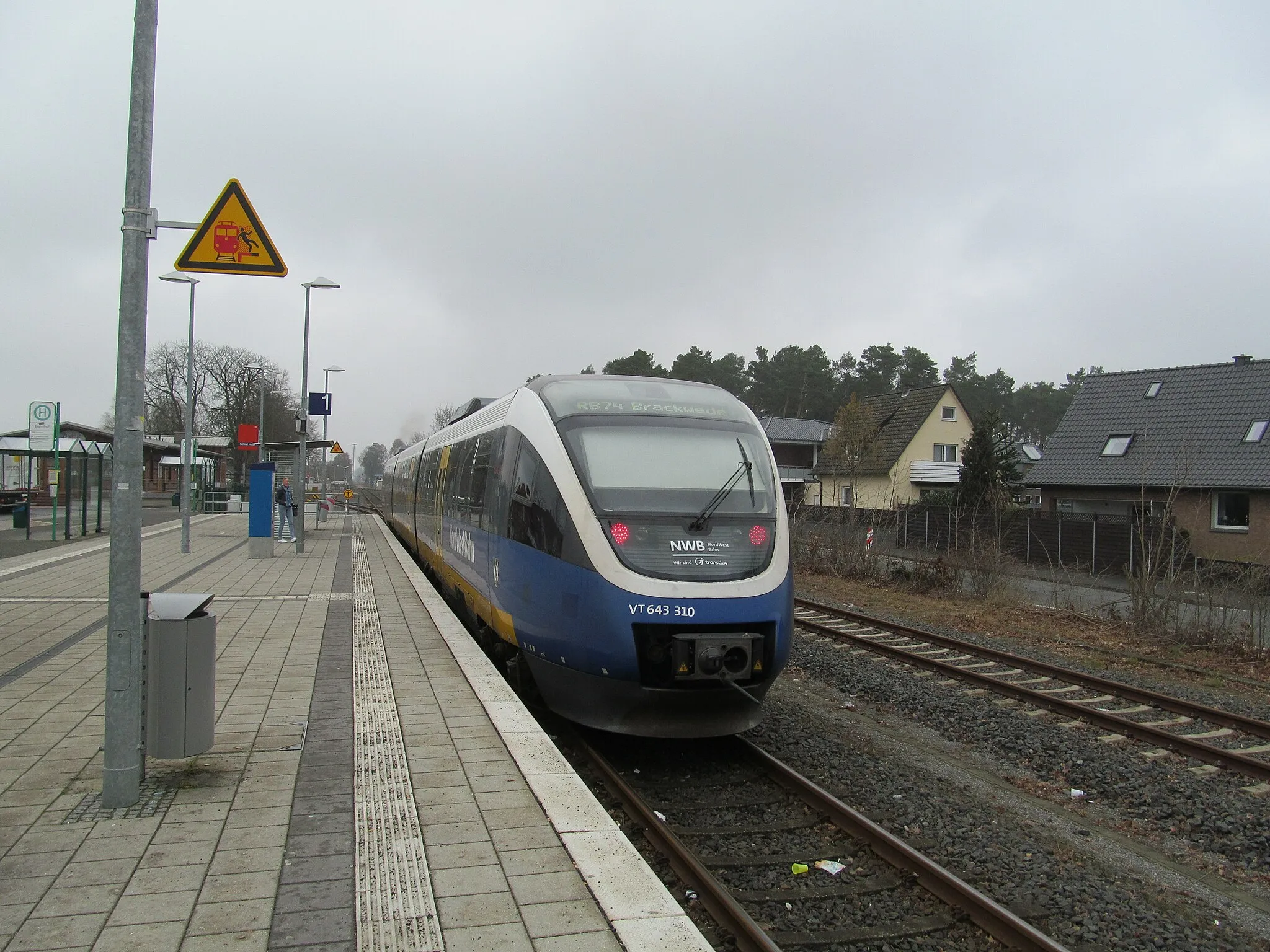 Photo showing: ein Zug der Linie RB 74 verlässt den Bahnhof Schloss Holte-Stukenbrock in Richtung Brackwede