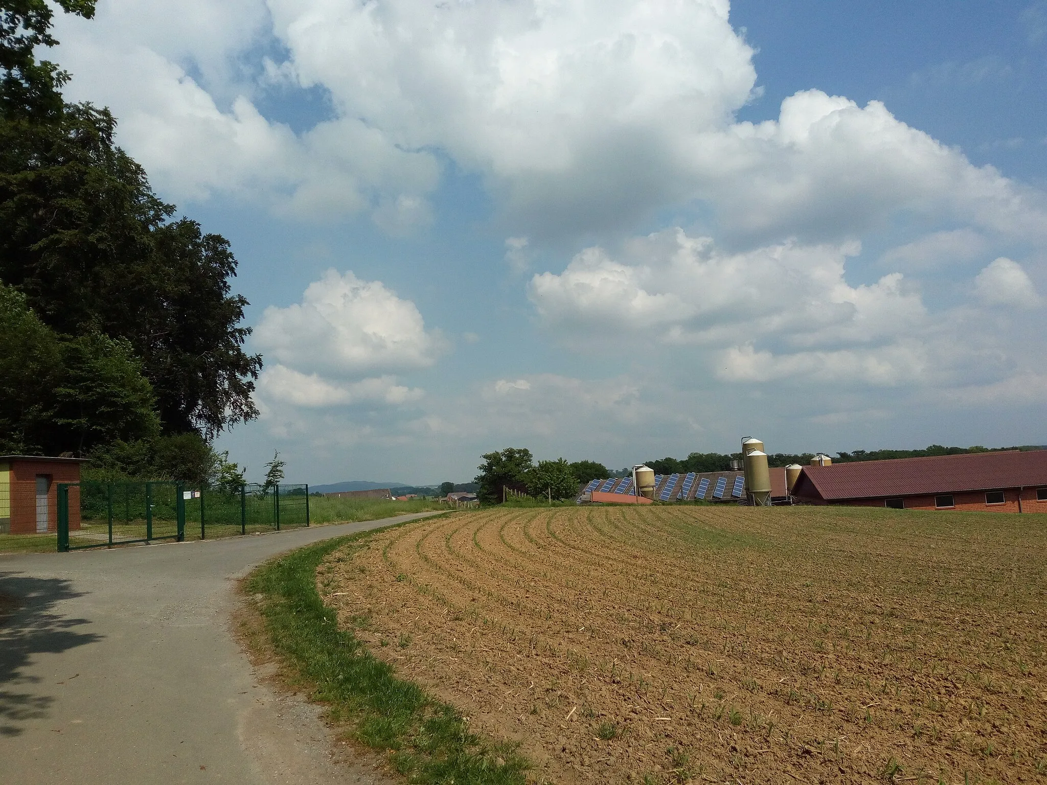 Photo showing: Herrliche kleine Ortschaft incl. Waldgebiet mit Ehrenmal, Wasserwerk und toller Aussicht auf Melle.