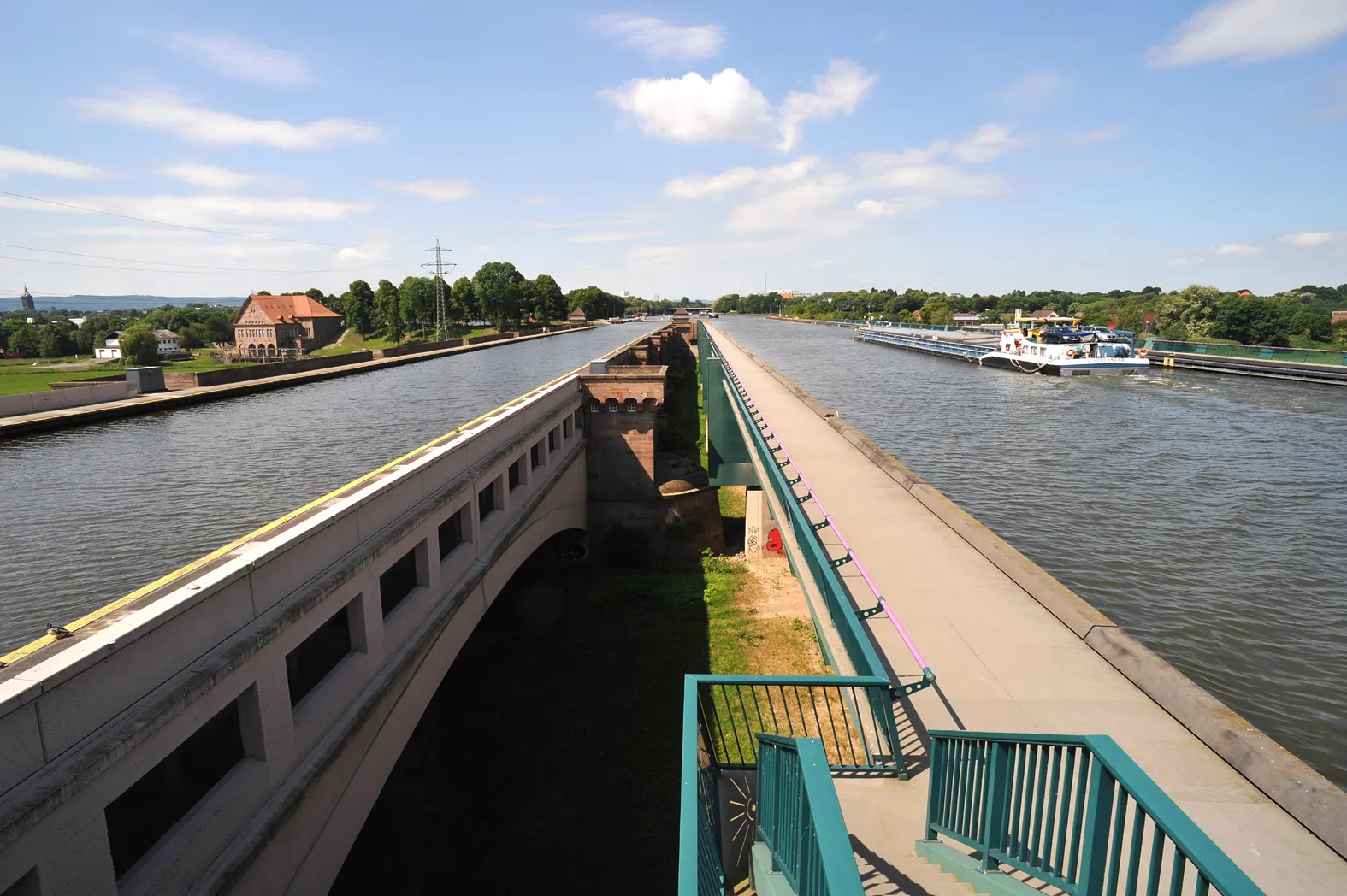 Photo showing: Minden Aqueduct old left and new bridge of the Mittellandkanal right crossing river Weser; North Rhine-Westphalia, Germany.