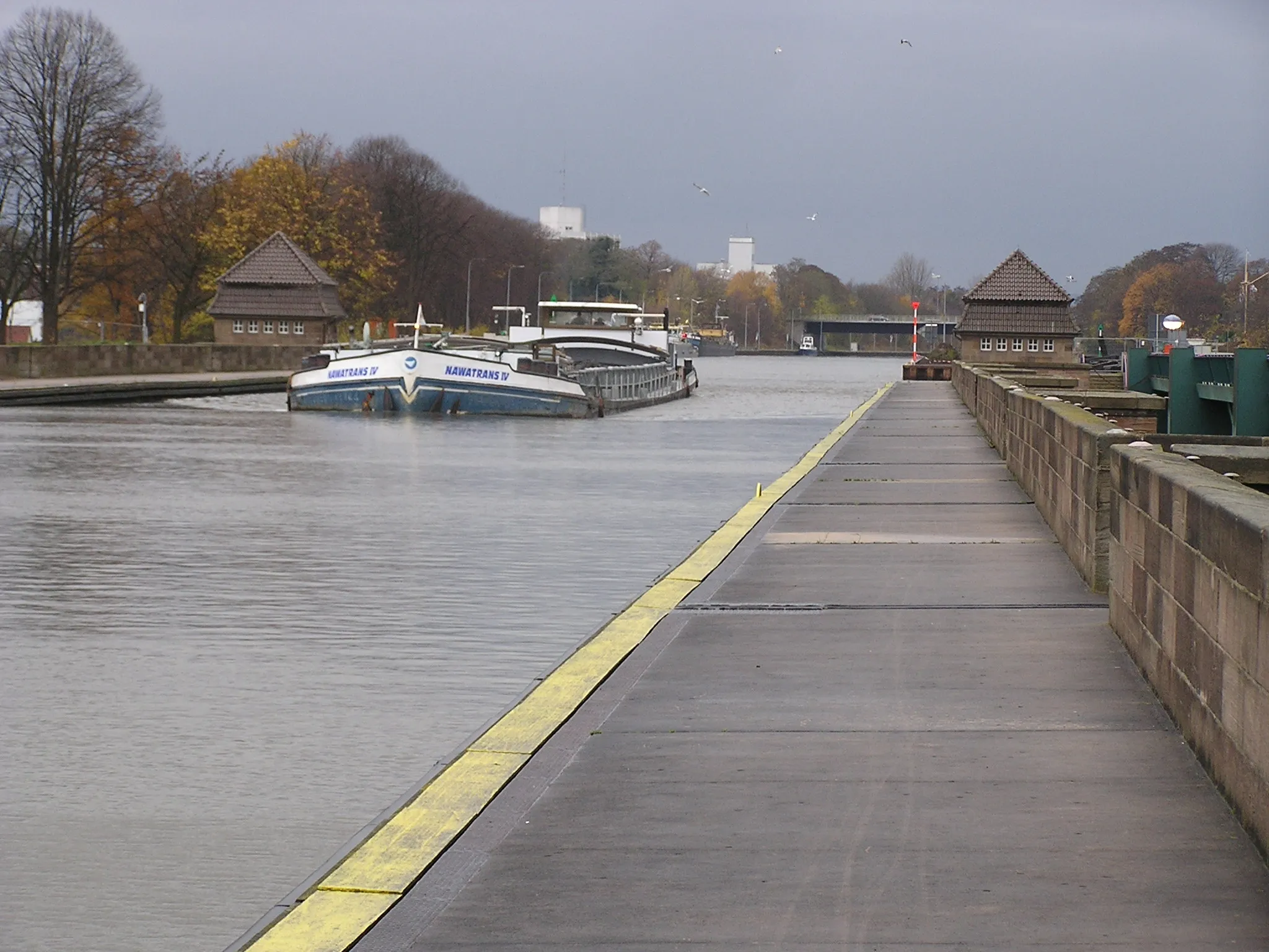 Photo showing: Schiffahrt auf der alten Brücke des Wasserstaßenkreuzes Minden
