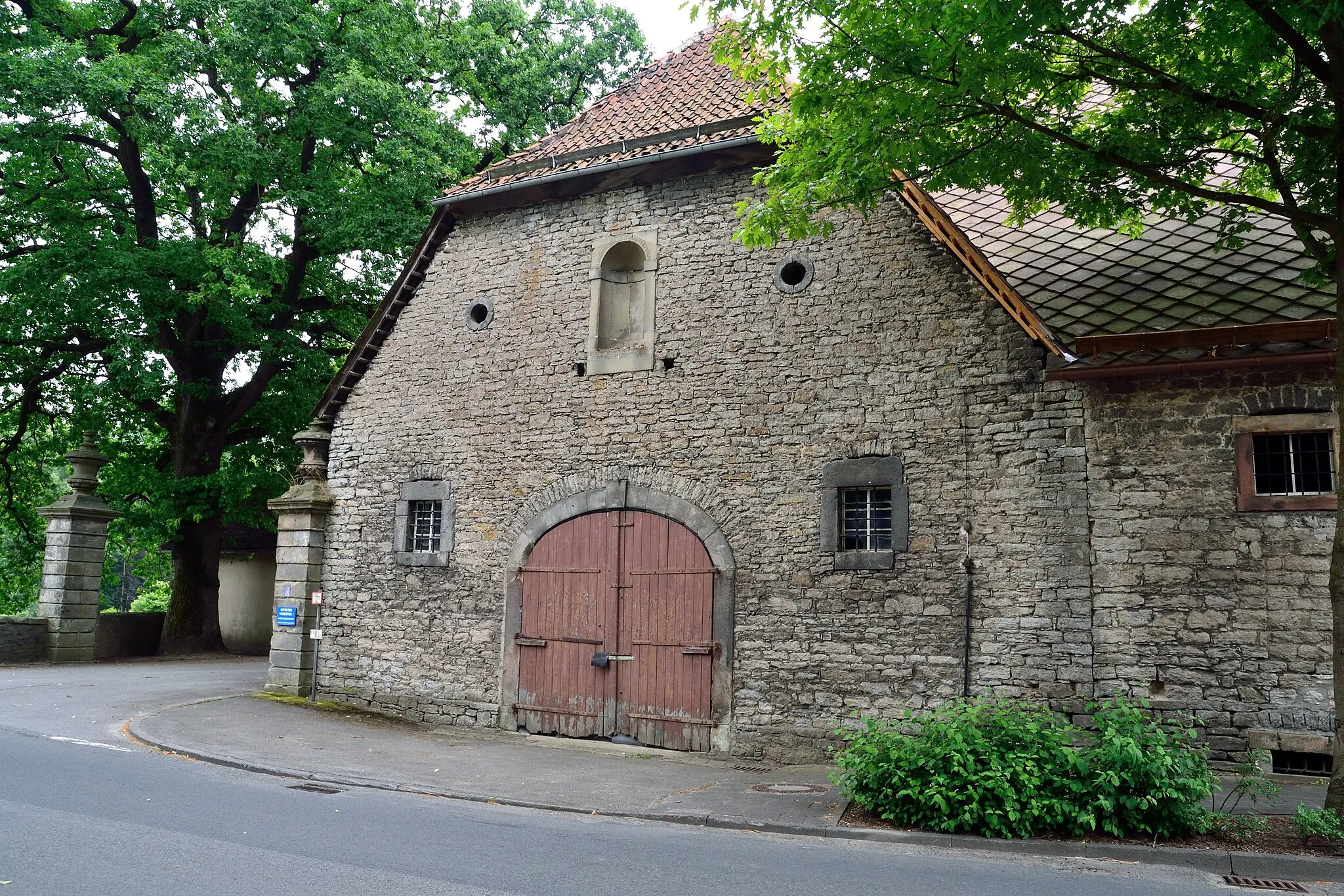 Photo showing: This is a photograph of an architectural monument. It is on the list of cultural monuments of Steinheim, no. 88.
Hofgebäude am Schloss Vinsebeck